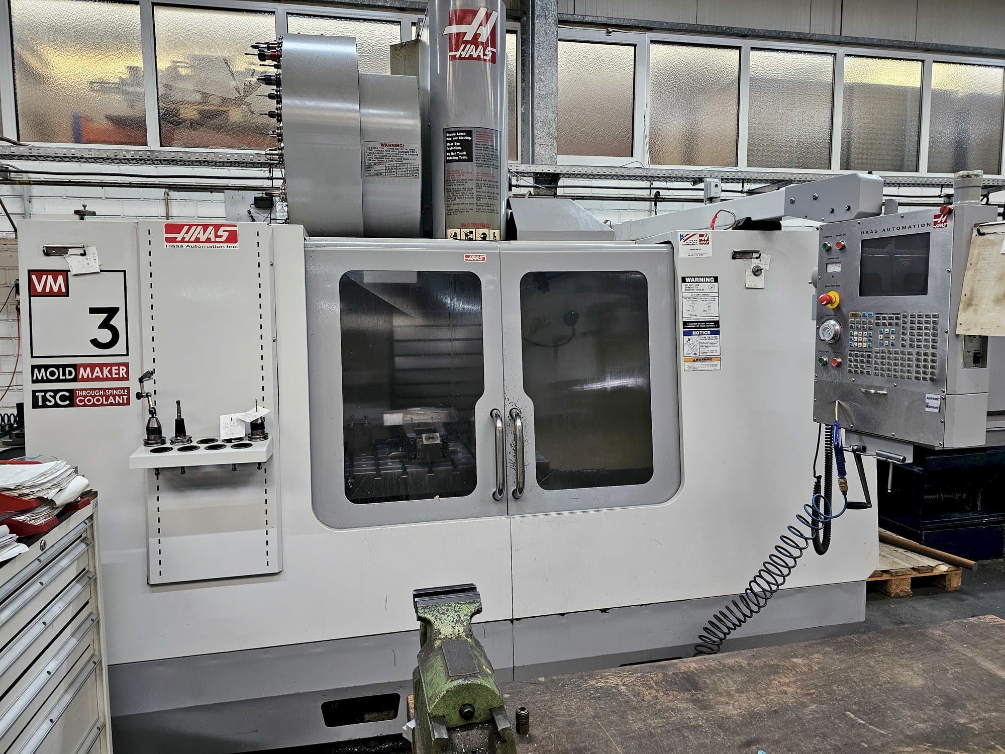 Prikaz  stroja HAAS VM 3  sprijeda