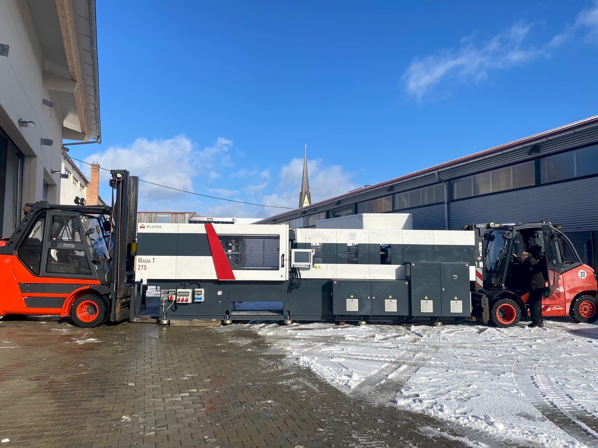 Prikaz  stroja Milacron Magna T (MTs) - 275  sprijeda