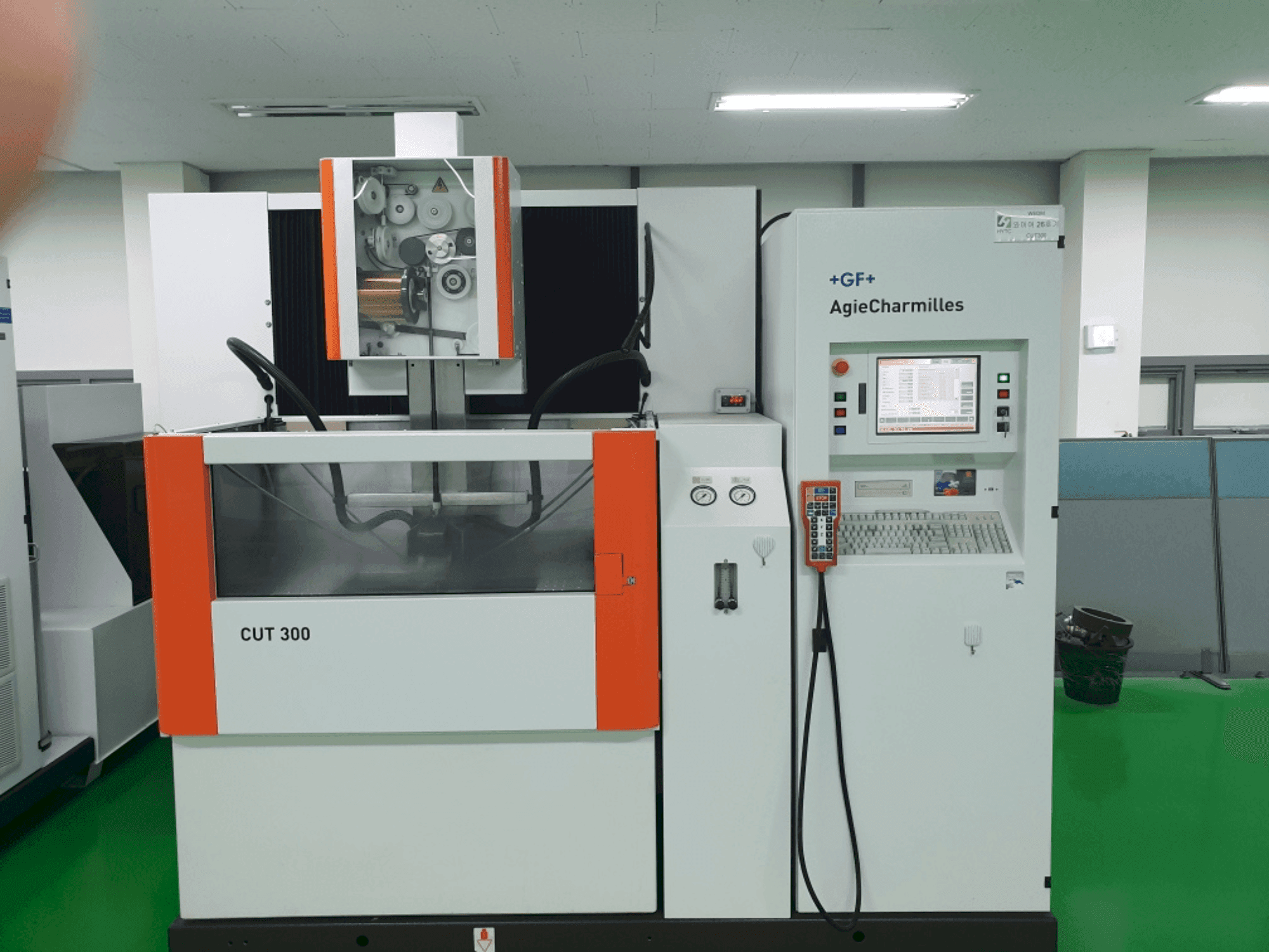 Prikaz  stroja AGIE CUT 300  sprijeda