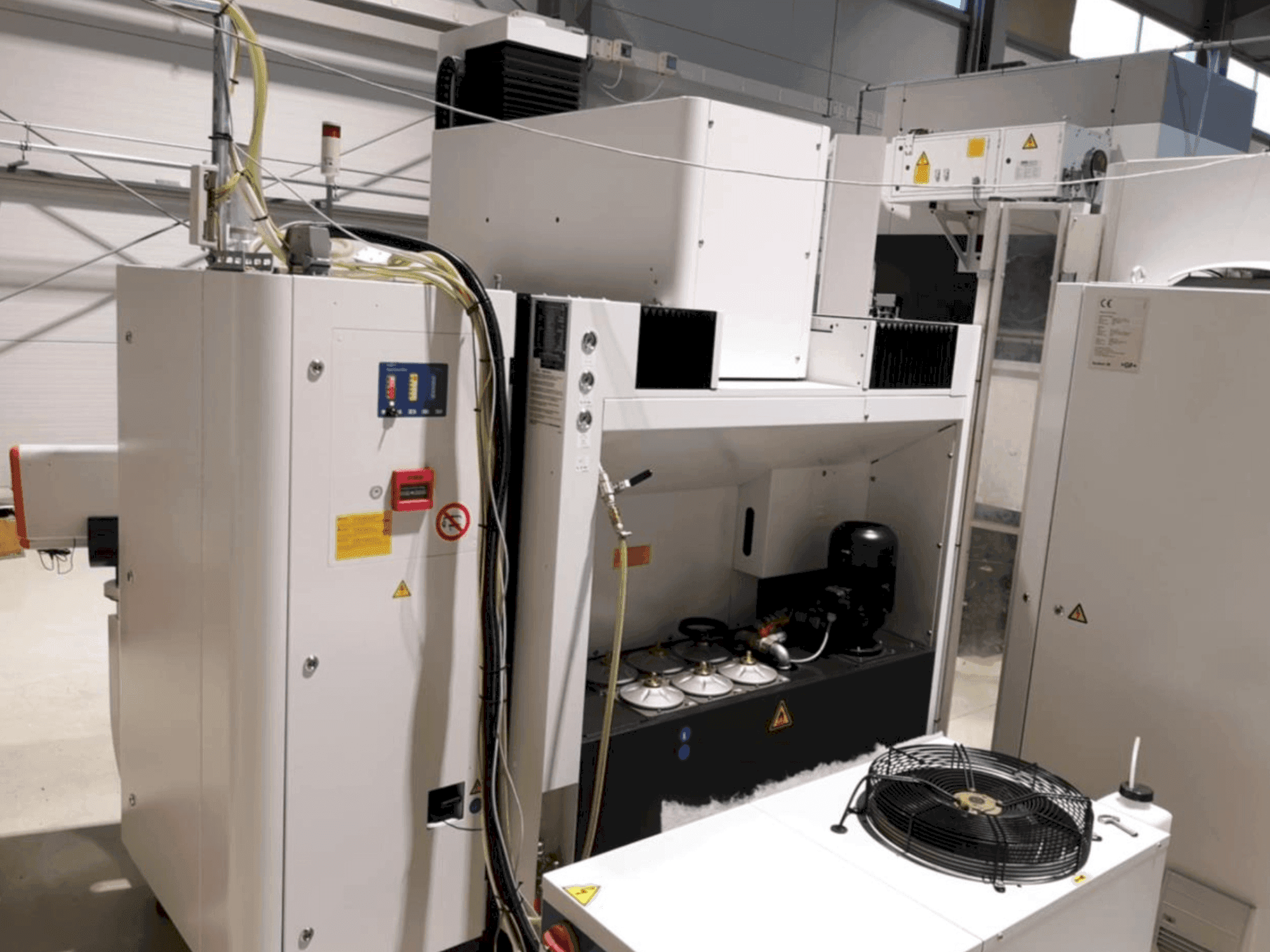 Prikaz  stroja AgieCharmilles FORM P 600  sprijeda