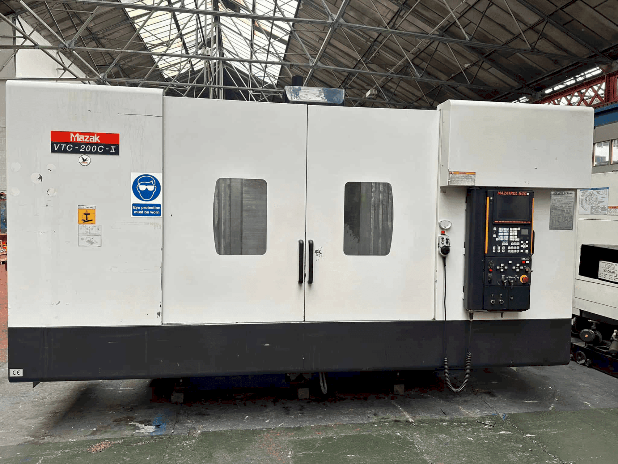 Prikaz  stroja Mazak VTC - 200C  sprijeda