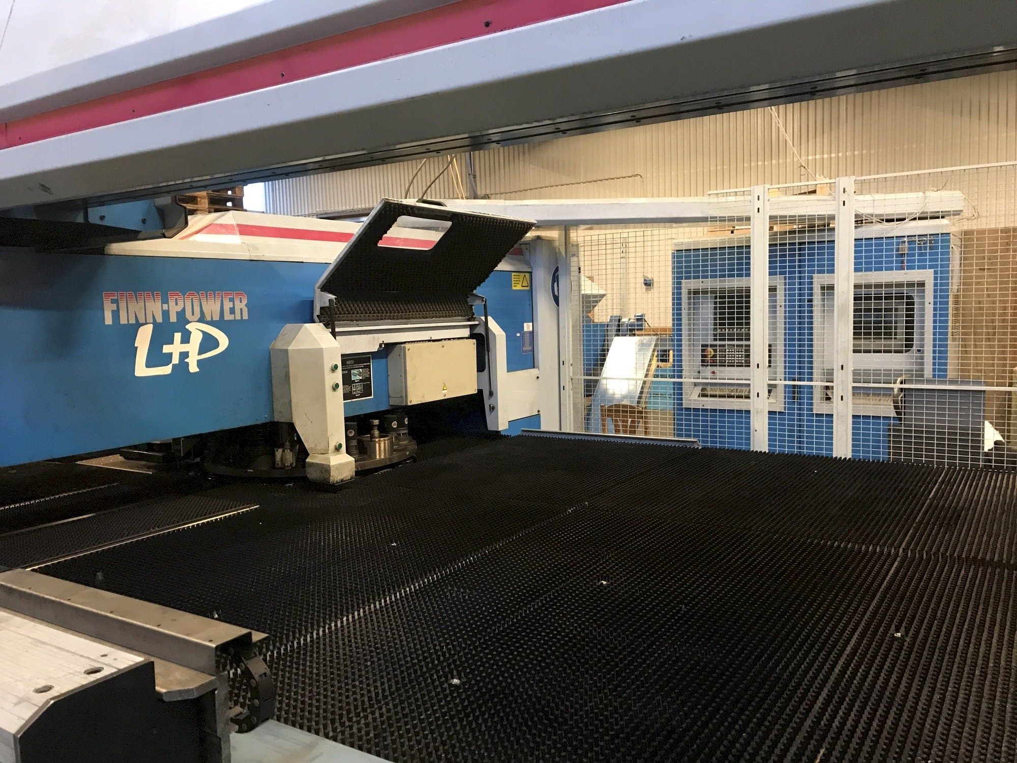 Prikaz  stroja Finn-Power LP6  sprijeda