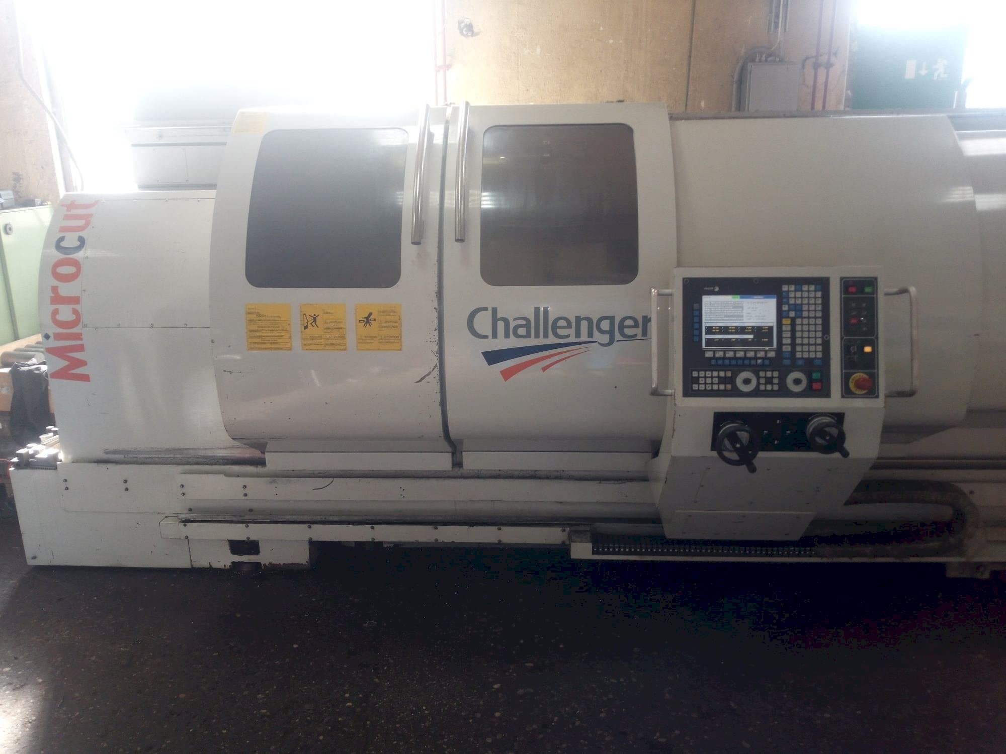 Prikaz  stroja MICROCUT BNC 2280  sprijeda