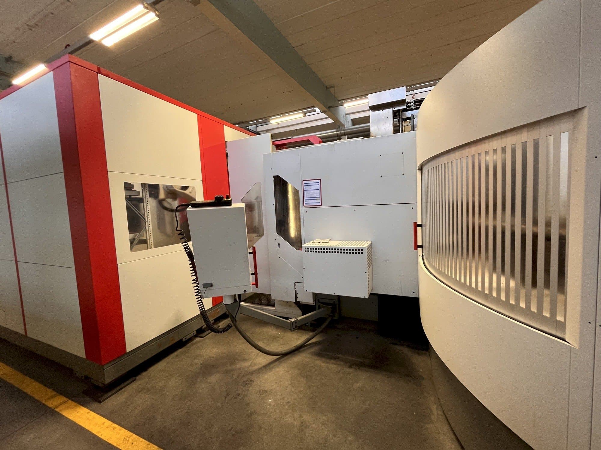 Prikaz lijeve strane  stroja HERMLE RS1 Robot System