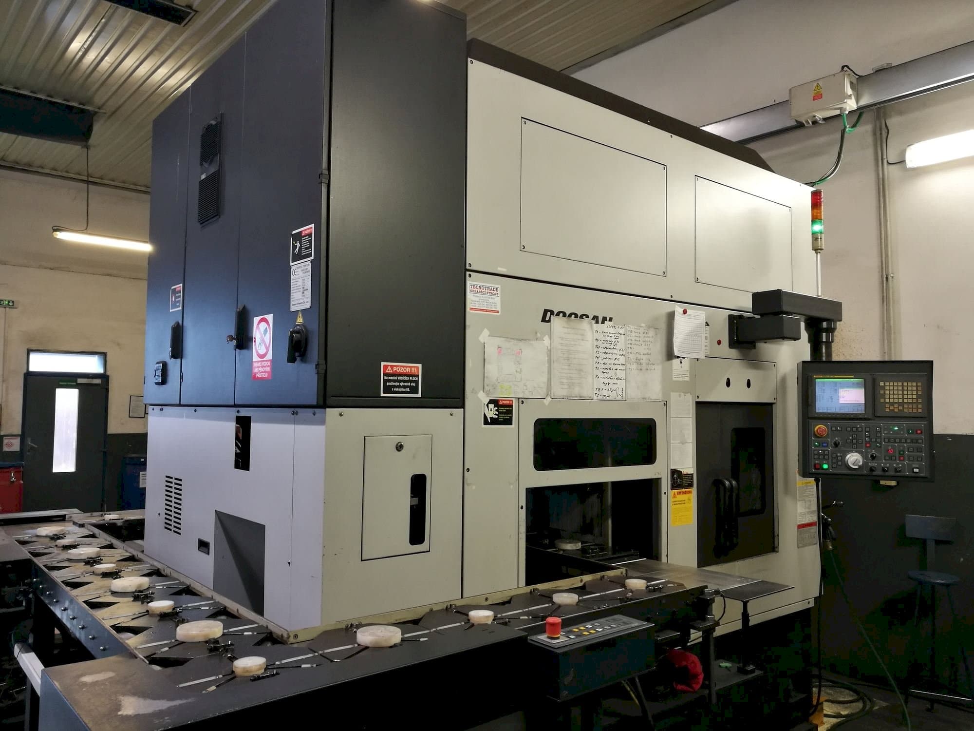 Prikaz  stroja Doosan Puma Inverturn 3000M  sprijeda