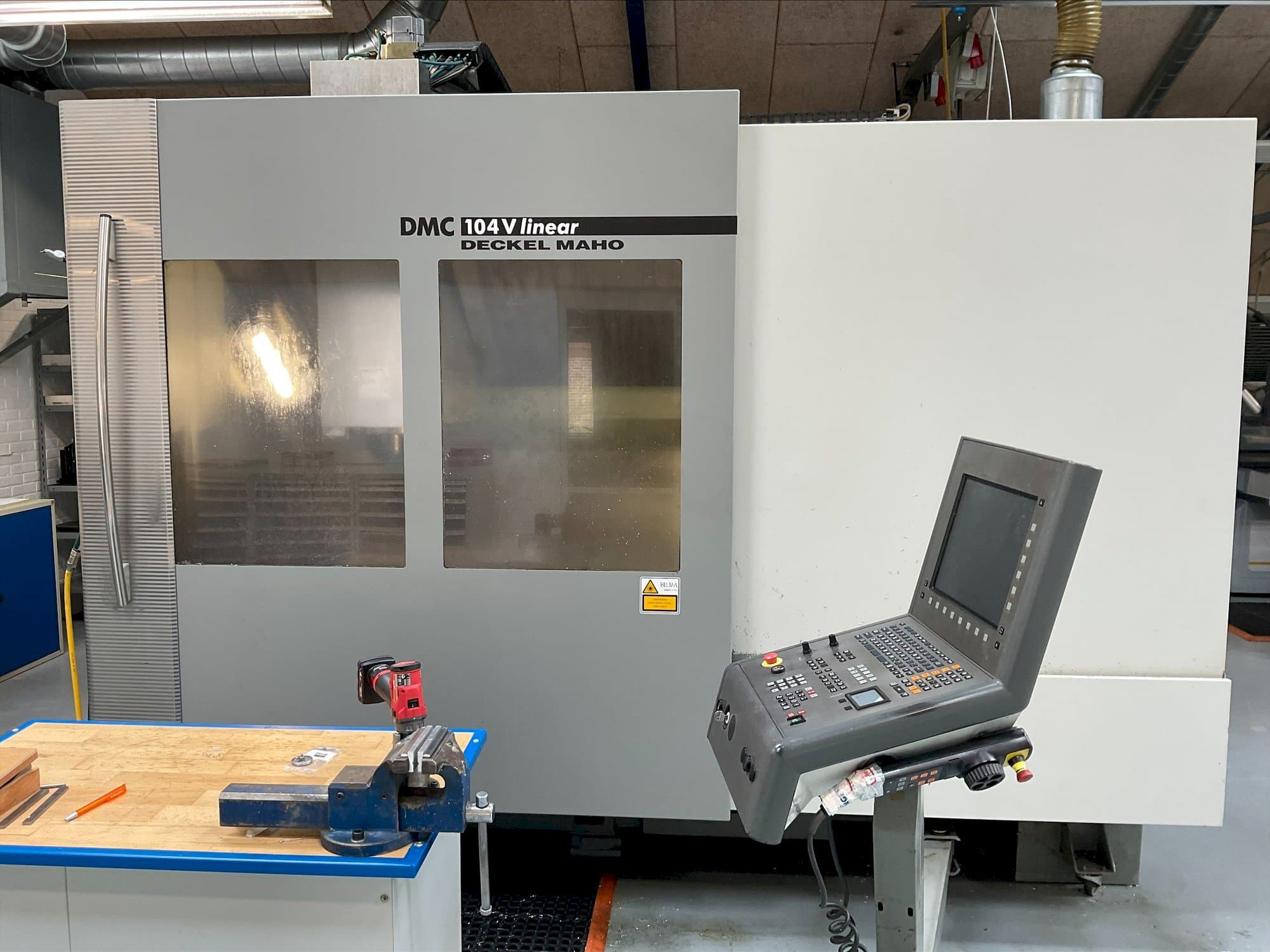 Prikaz  stroja DMG MORI DMC 104V linear  sprijeda