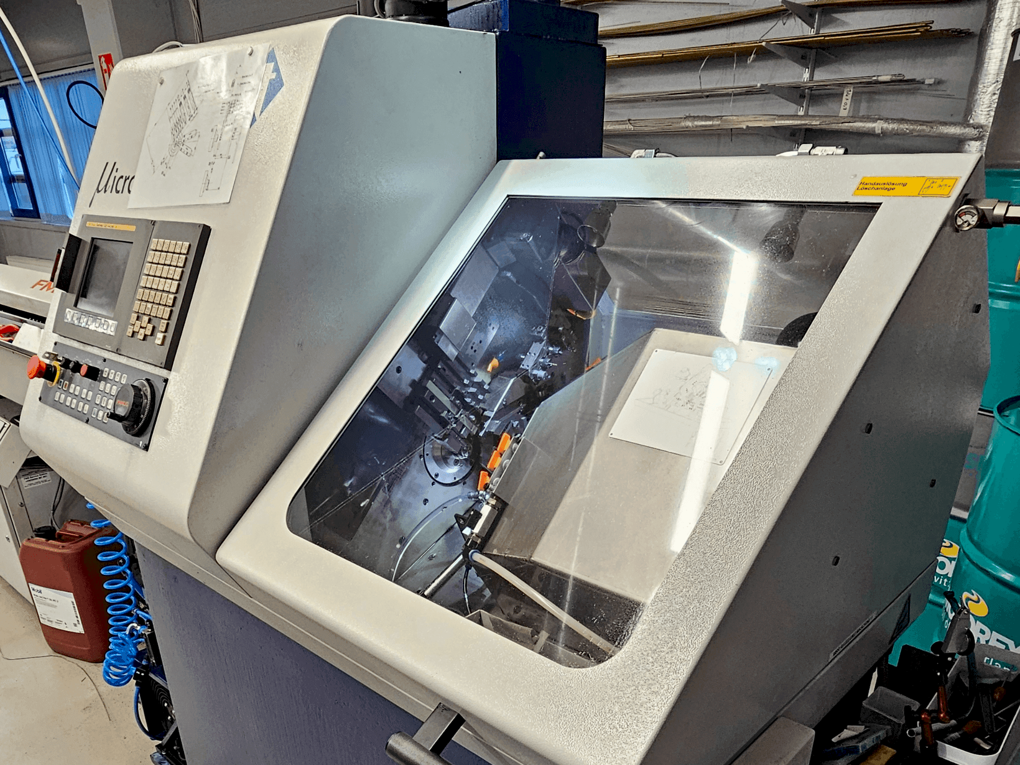 Prikaz  stroja TORNOS Micro 8  sprijeda