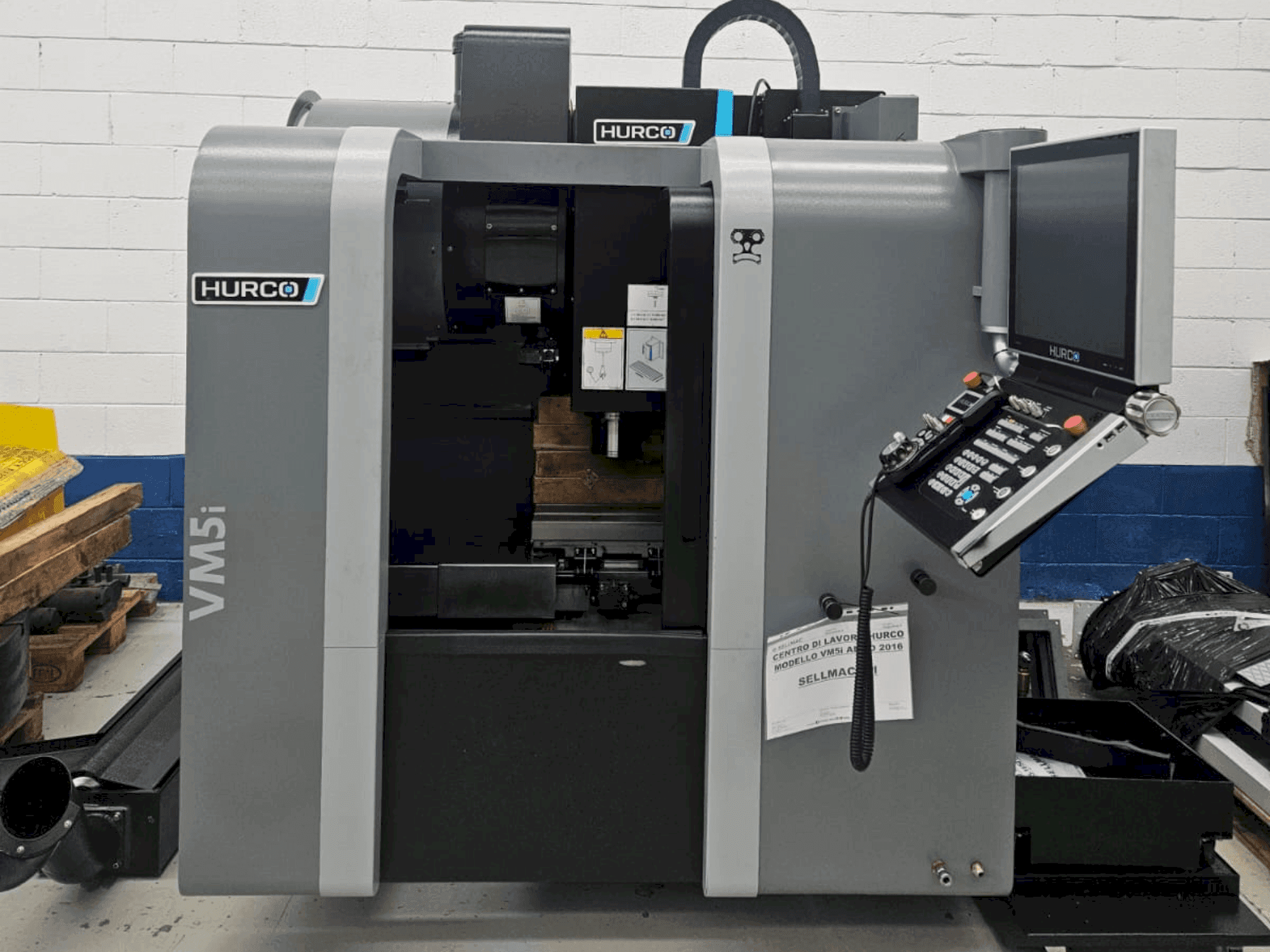 Prikaz  stroja Hurco VM5i  sprijeda