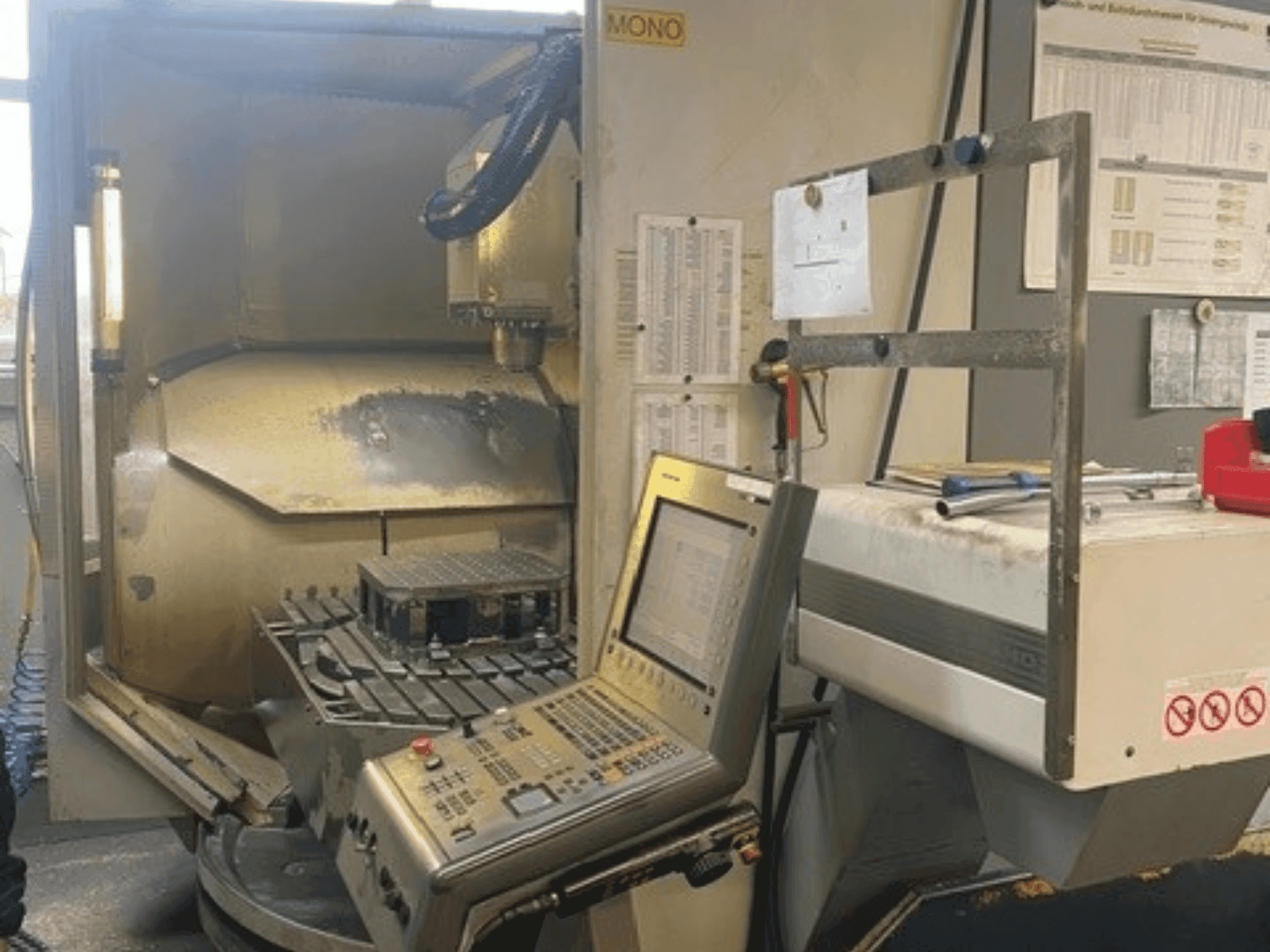 Prikaz  stroja DECKEL MAHO DMU 80 monoBLOCK simultan  sprijeda