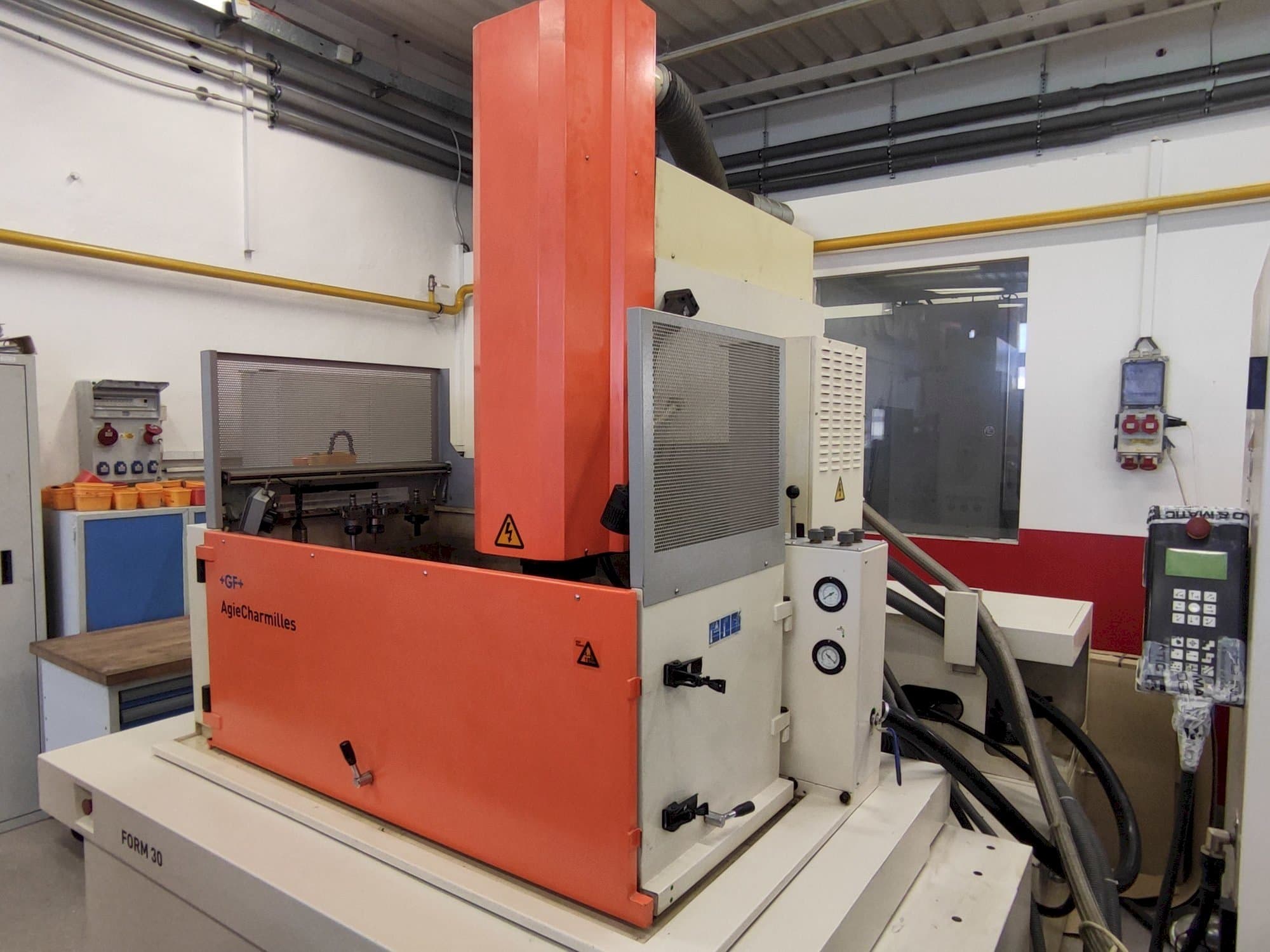 Prikaz  stroja AgieCharmilles FORM 30  sprijeda