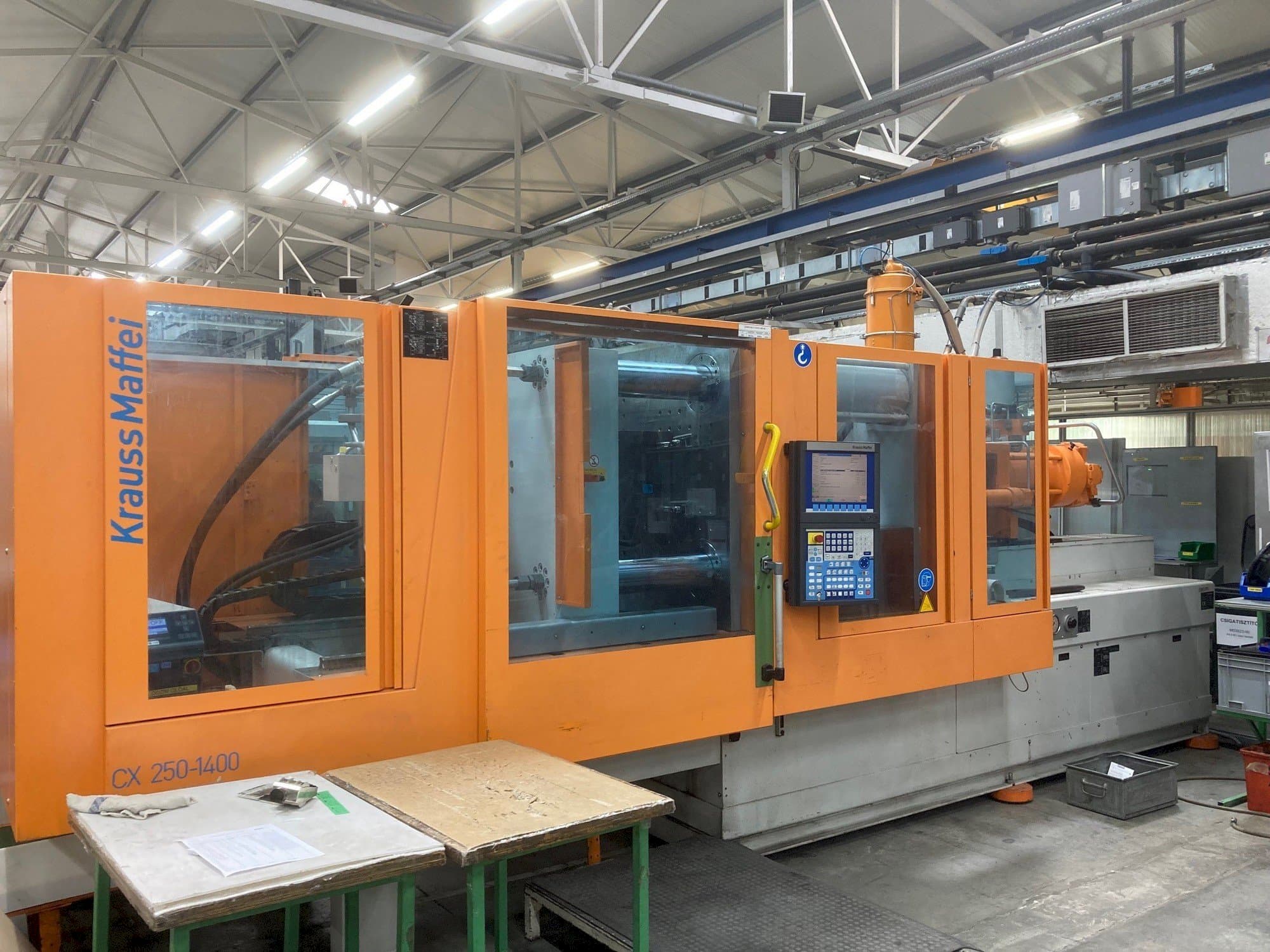 Prikaz  stroja Krauss Maffei KM 250-400 CX  sprijeda