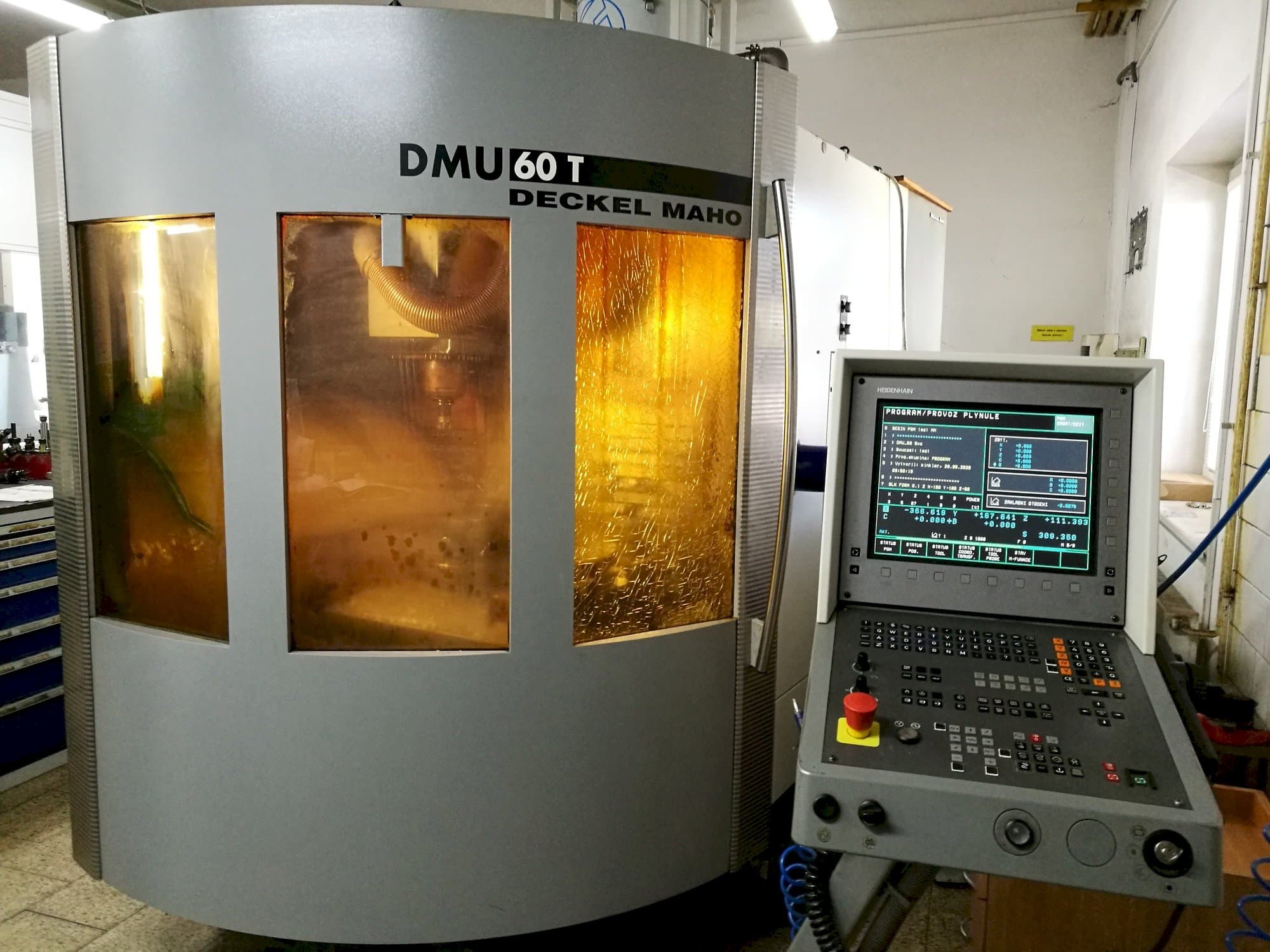 Prikaz  stroja DECKEL MAHO DMU 60T  sprijeda