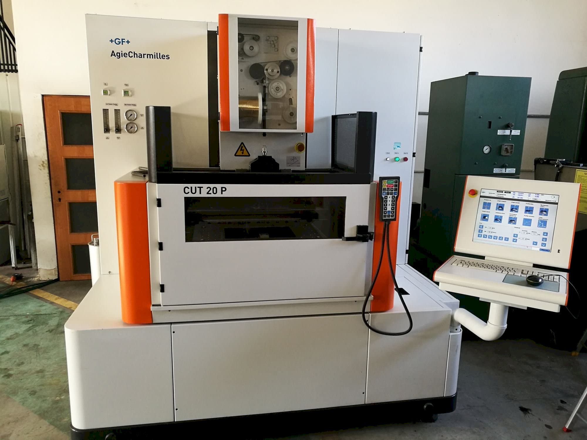 Prikaz  stroja AgieCharmilles CUT 20 P  sprijeda