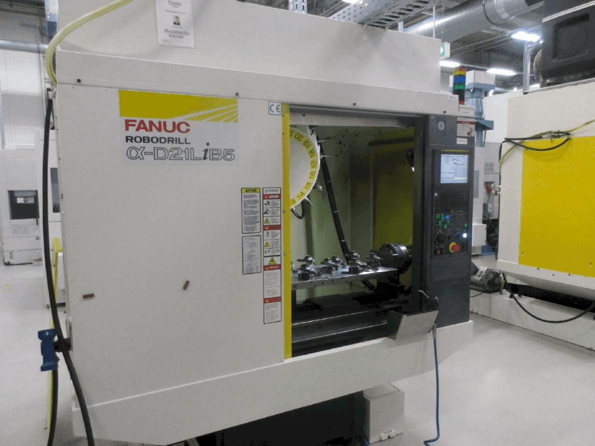 Prikaz  stroja FANUC ROBODRILL Alpha D21LiB5  sprijeda