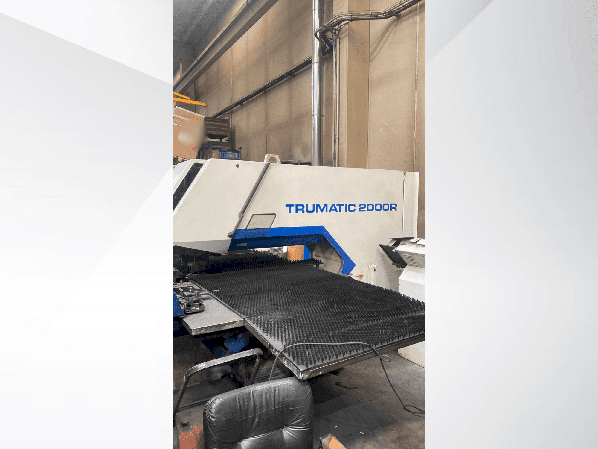 Prikaz  stroja TRUMPF TC2000R  sprijeda