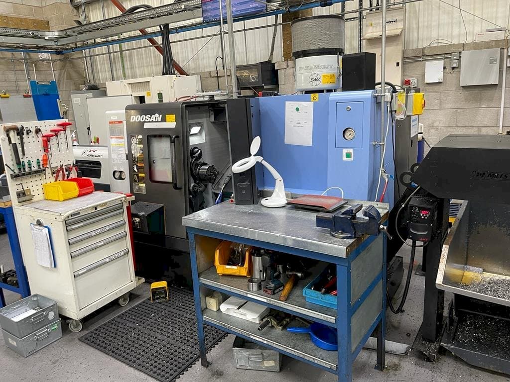 Prikaz  stroja Doosan Lynx 220 LMA  sprijeda