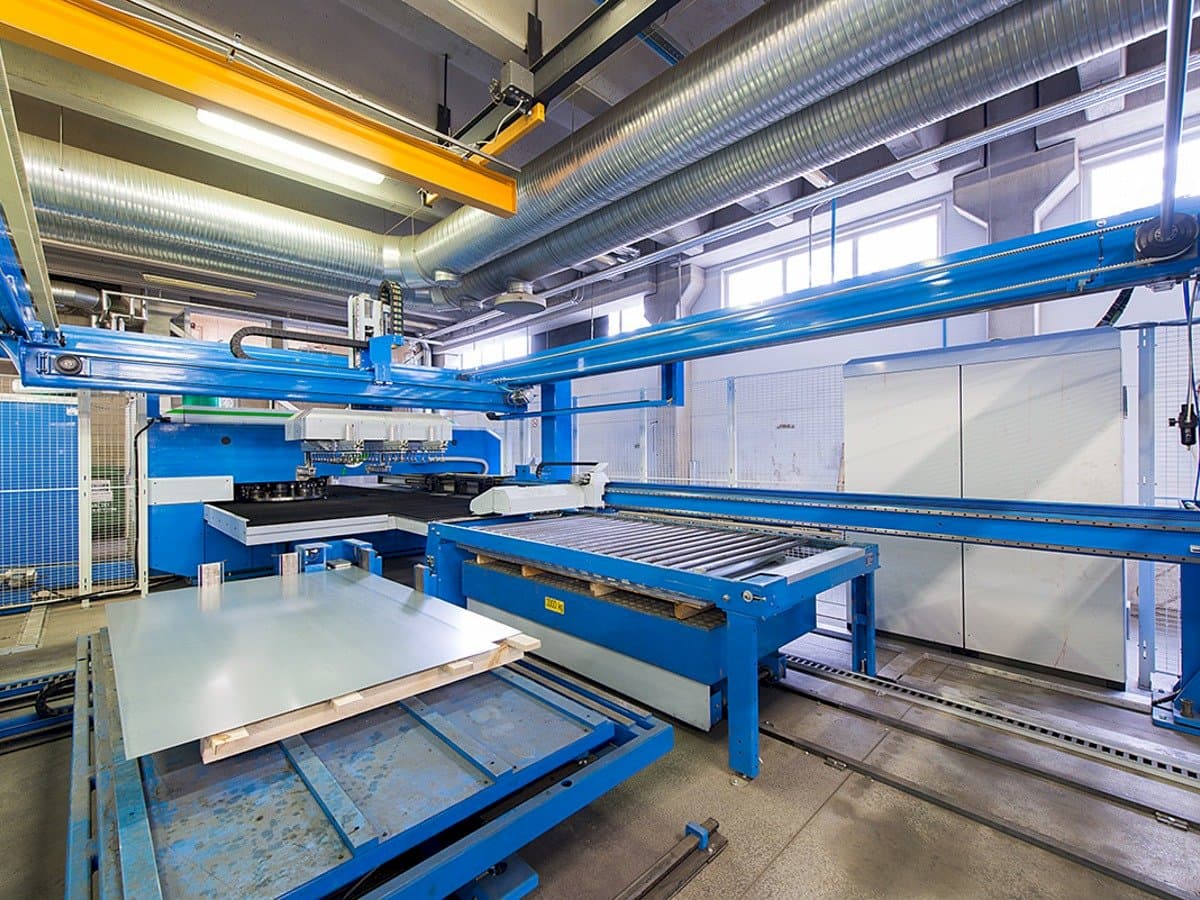 Prikaz lijeve strane  stroja Finn-Power E 5 Lui