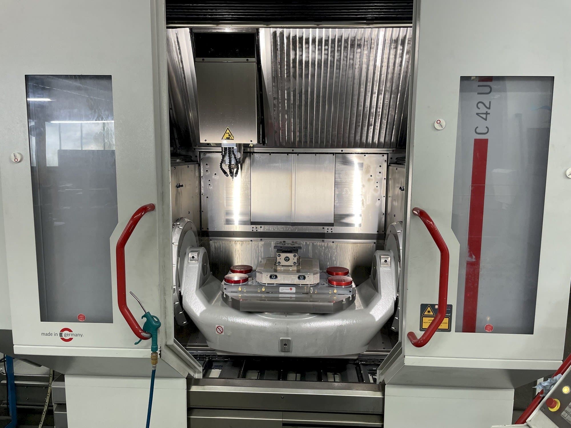 Prikaz  stroja HERMLE C 42 U  sprijeda