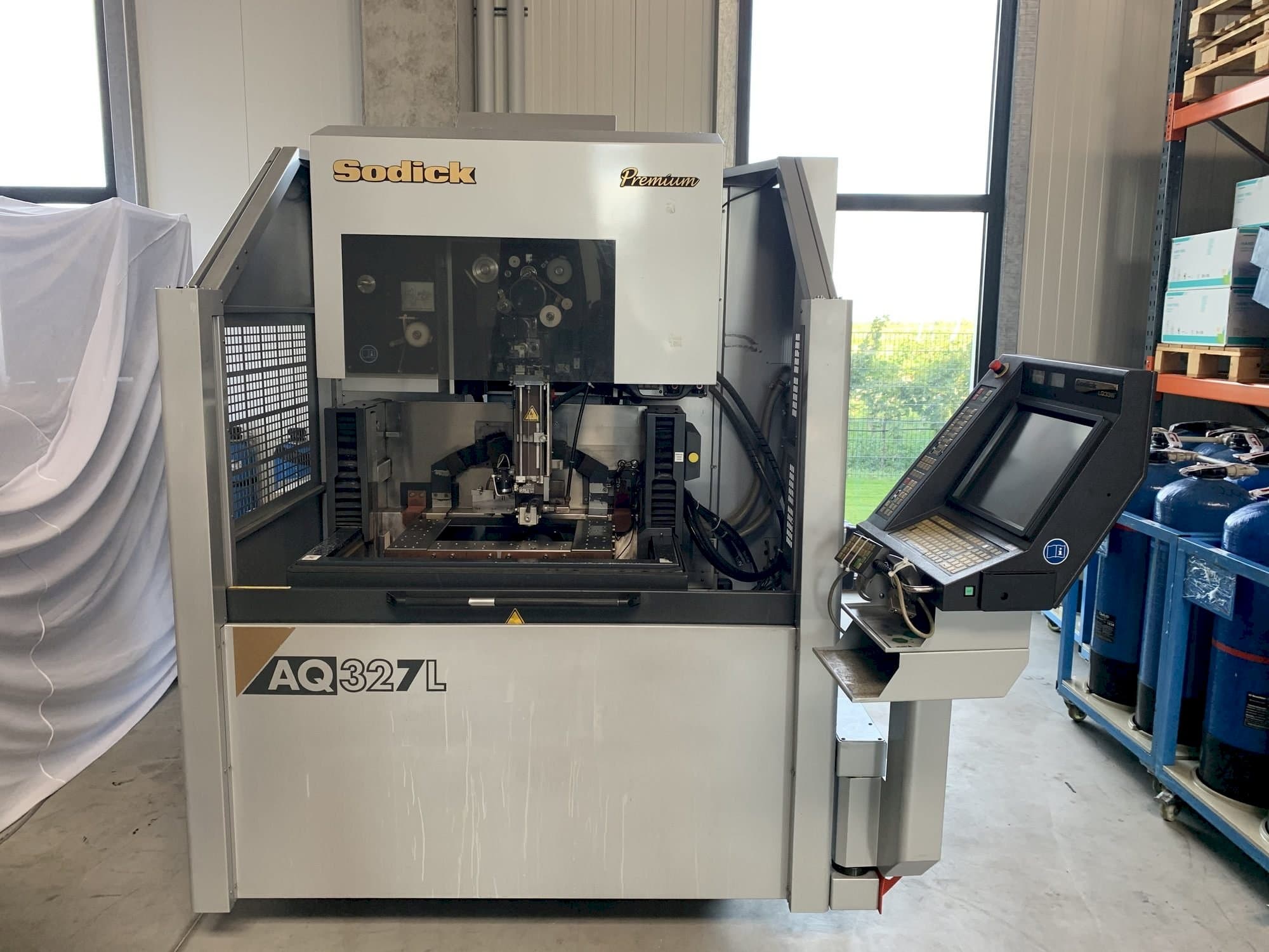 Prikaz  stroja Sodick AQ327L  sprijeda