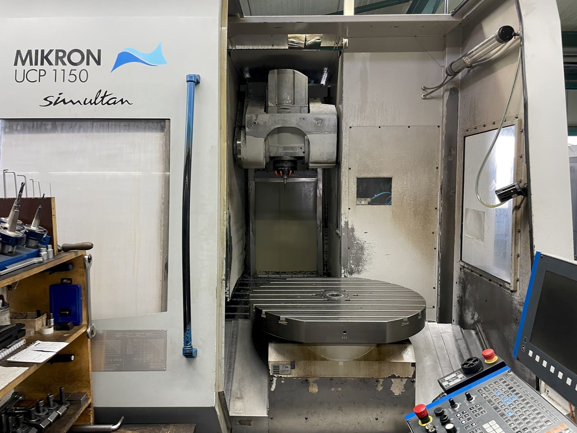 Prikaz  stroja MIKRON UCP 1150 SIMULTAN  sprijeda