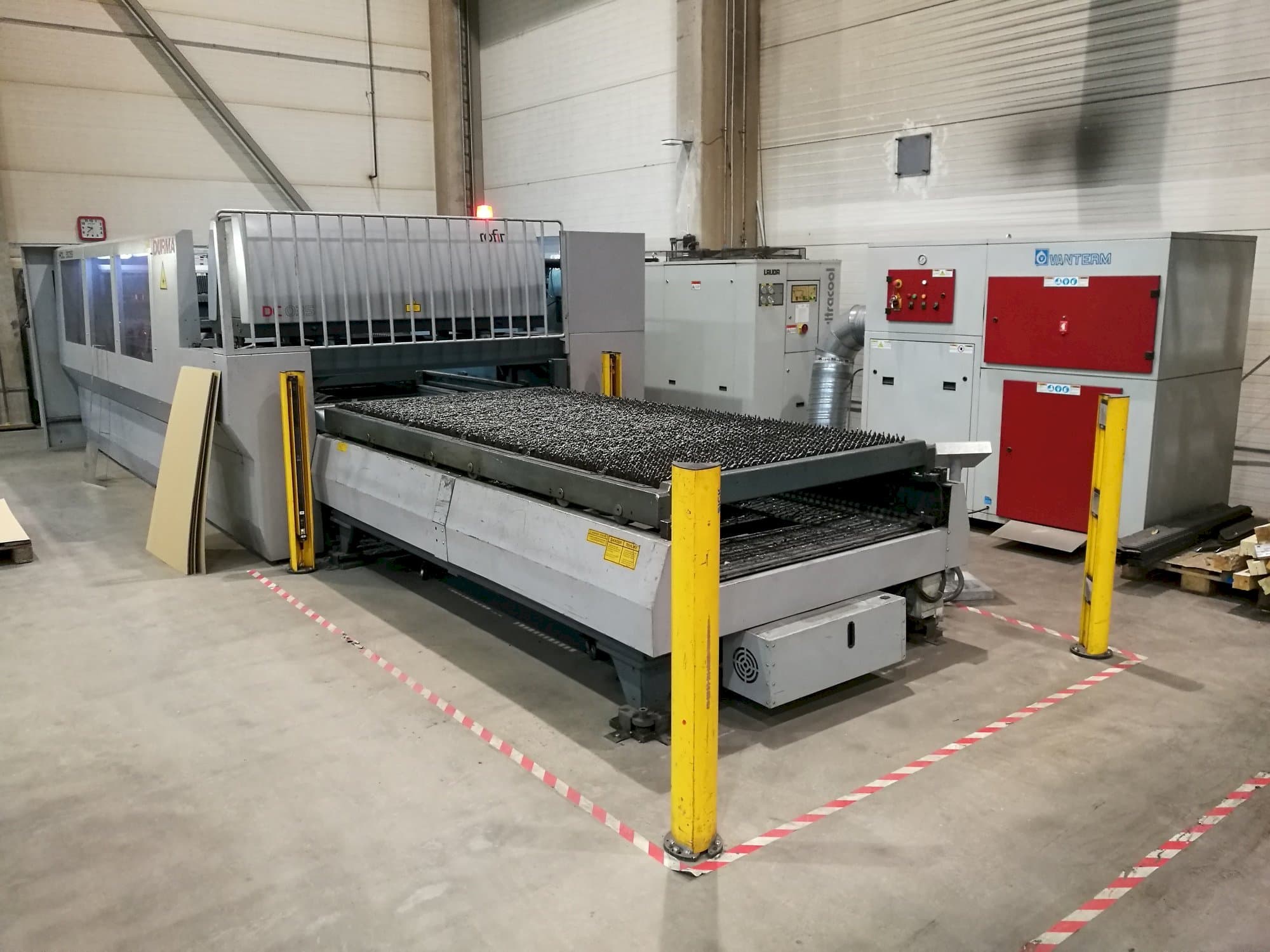 Prikaz lijeve strane  stroja Durma HDL 3015