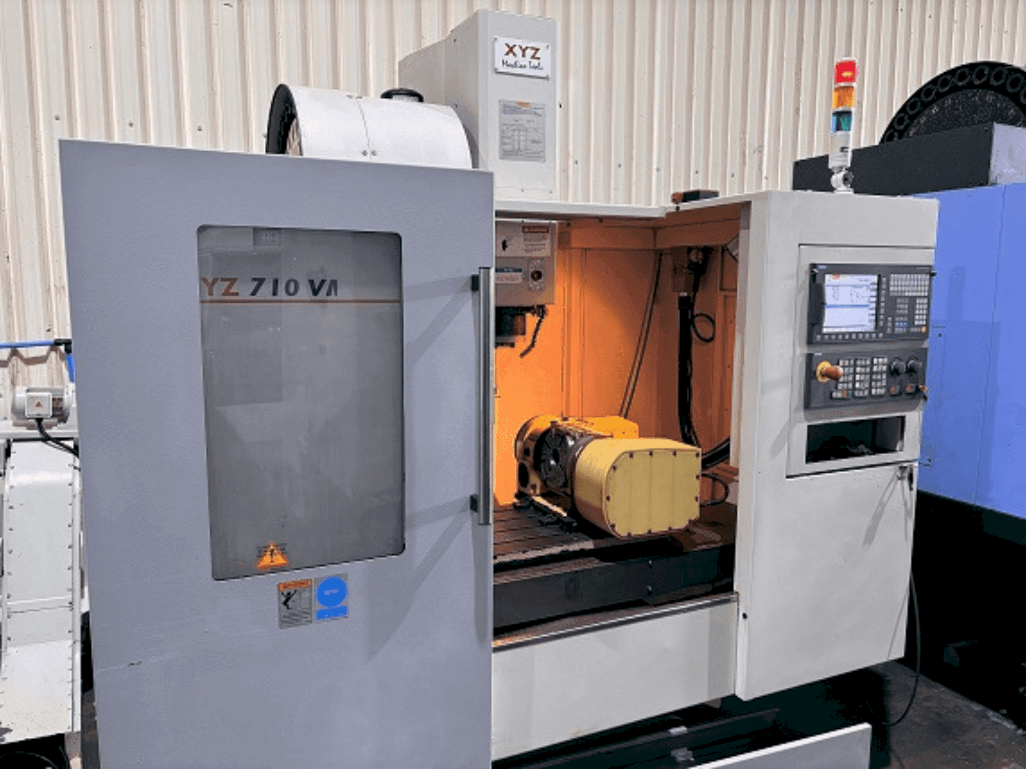 Prikaz  stroja XYZ 710 VMC  sprijeda