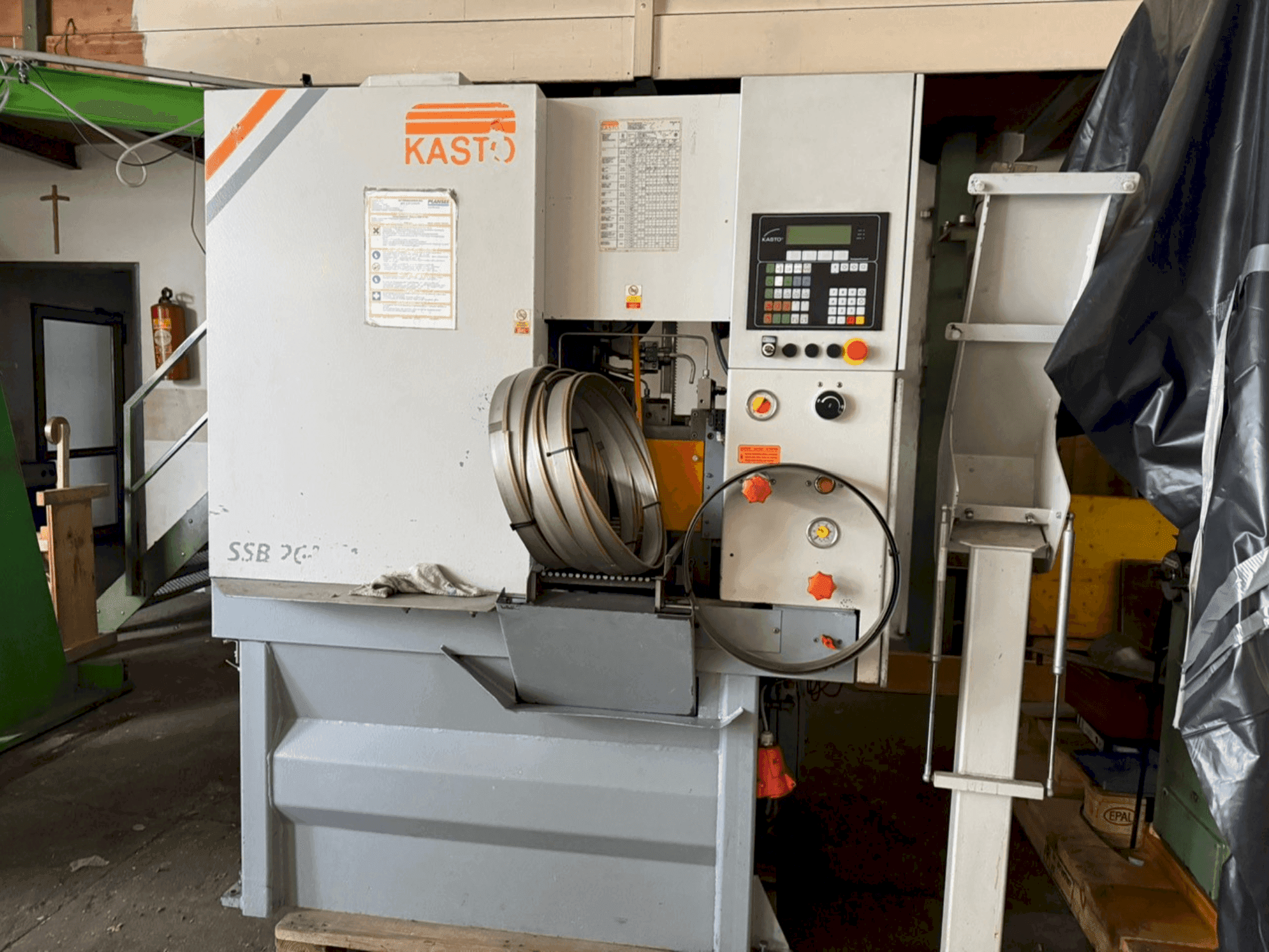 Prikaz  stroja KASTO SSB 260 VA-CC-CNC  sprijeda