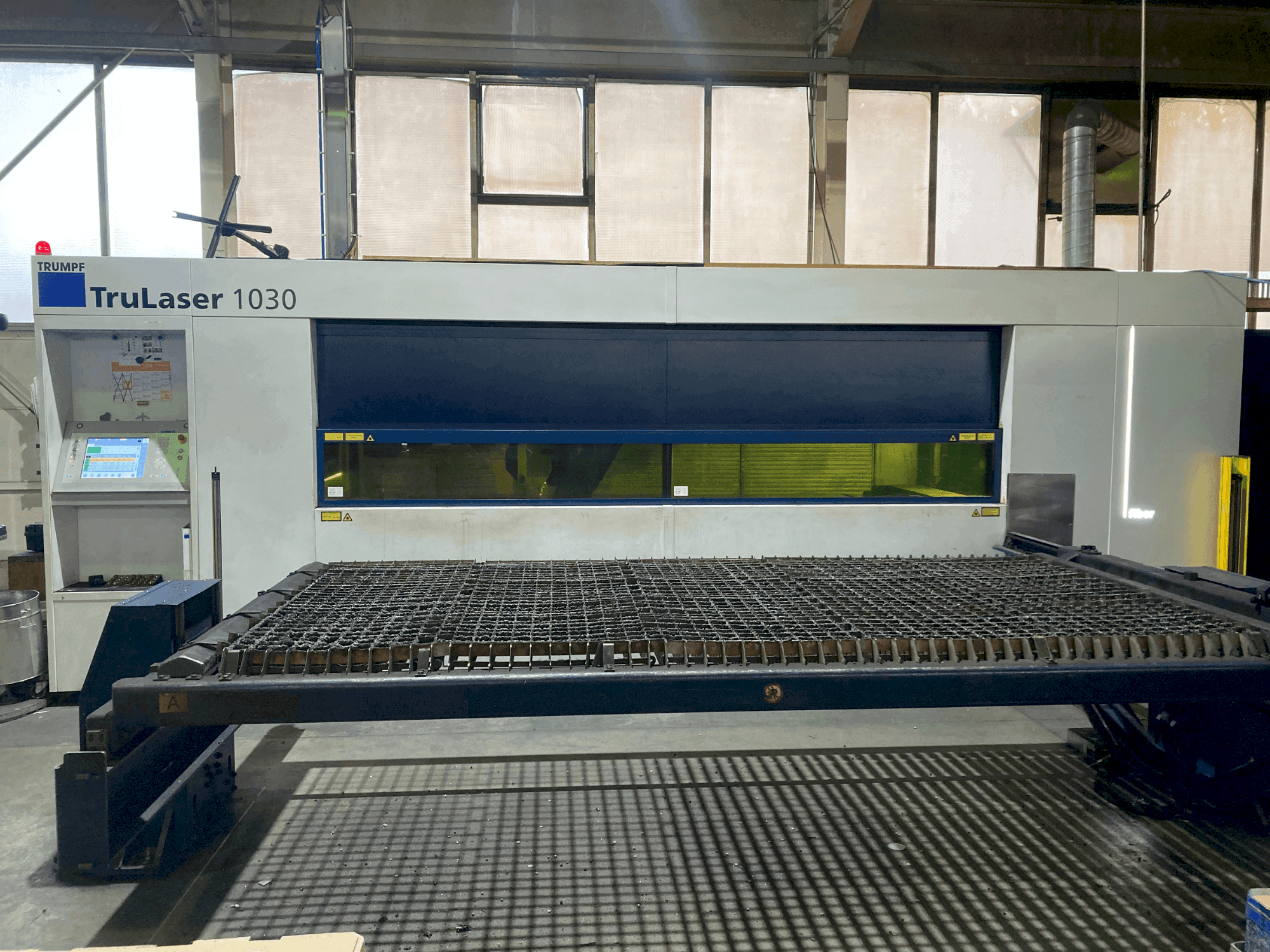 Prikaz  stroja TRUMPF TruLaser 1030  sprijeda