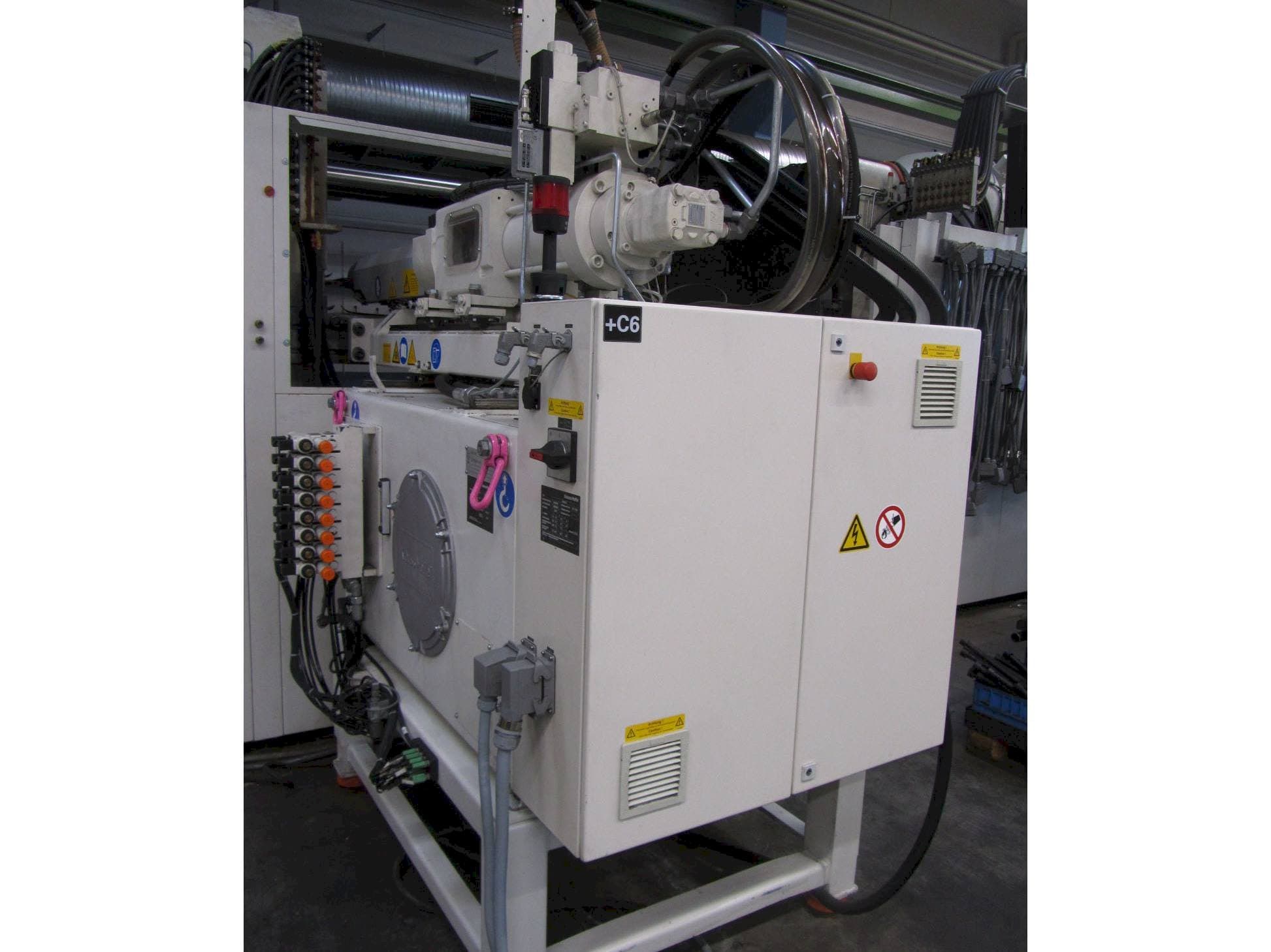 Prikaz  stroja Krauss Maffei 750 BO L  sprijeda