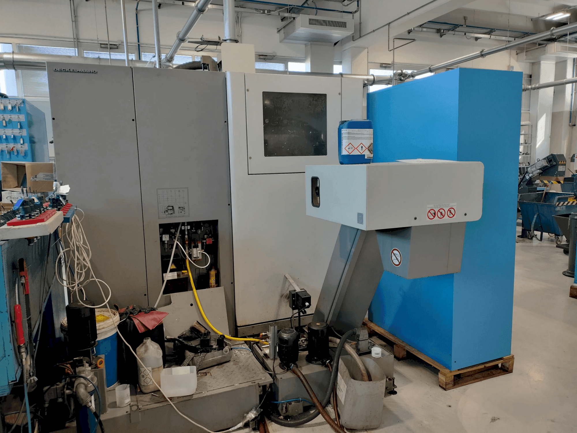 Prikaz  stroja DMG DECKEL MAHO DMC 635V  sprijeda