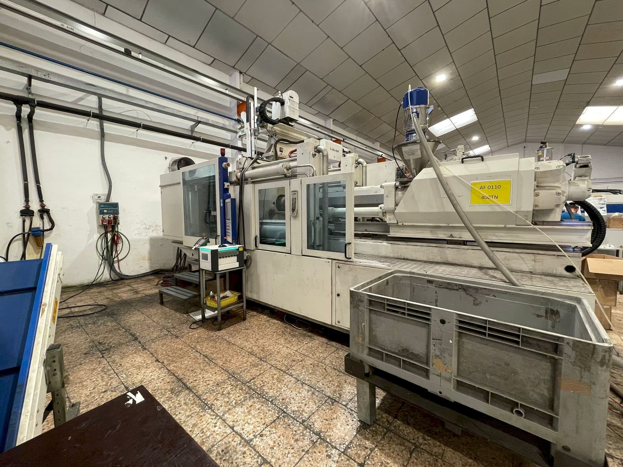 Prikaz desne strane  stroja Battenfeld HM 400/5100