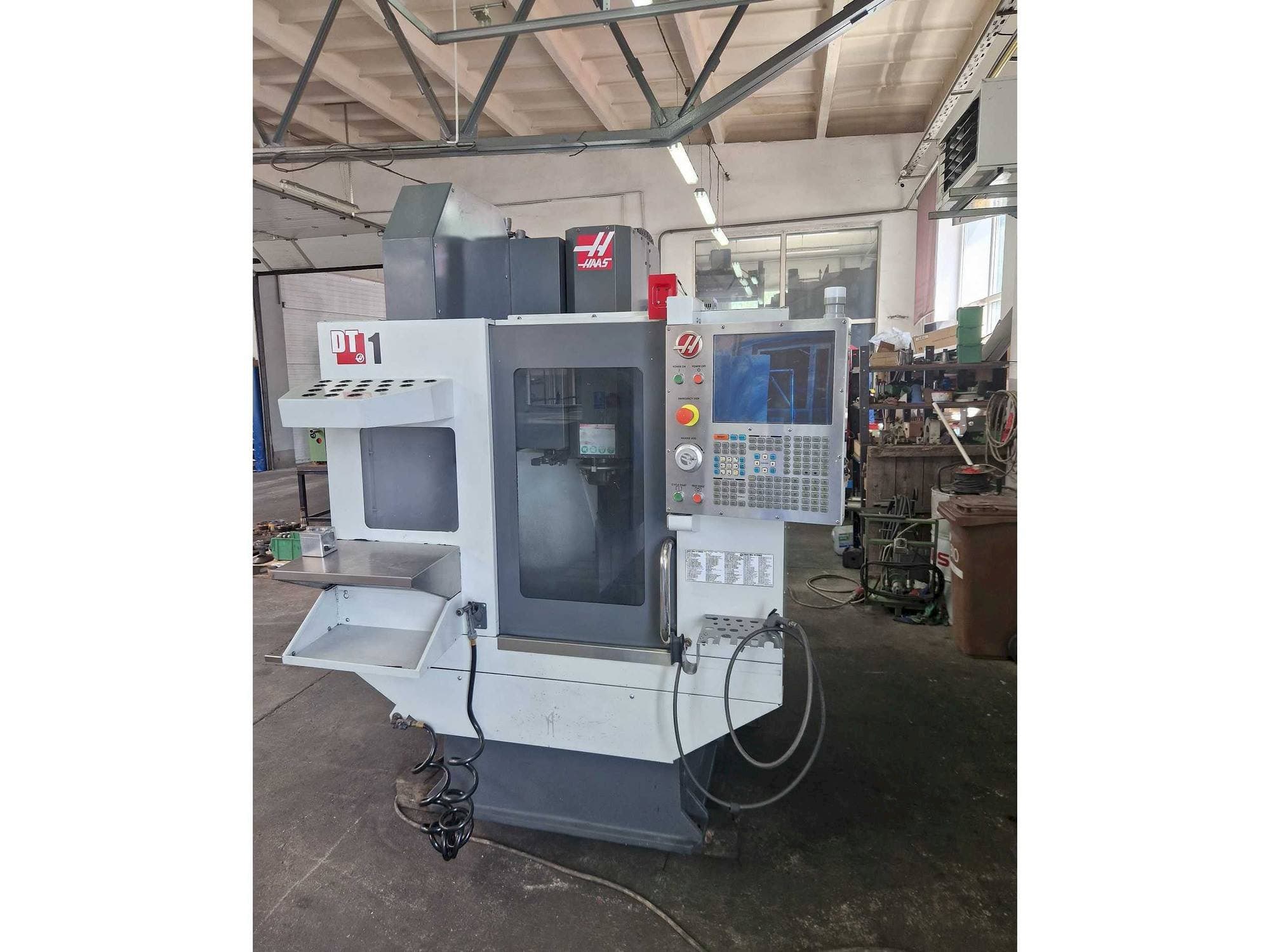 Prikaz  stroja HAAS DT-1  sprijeda