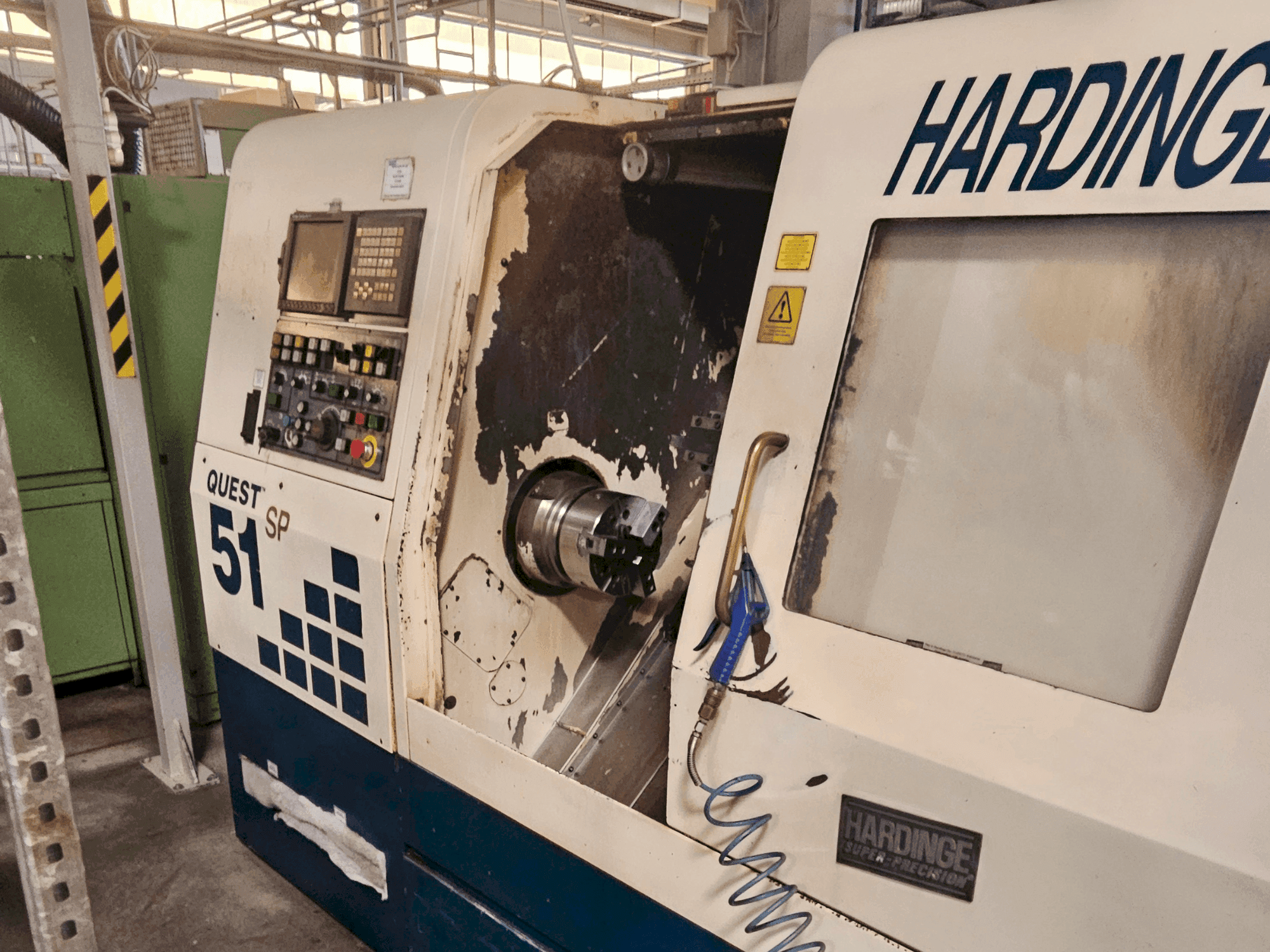 Prikaz  stroja HARDINGE Quest 51 SP  sprijeda