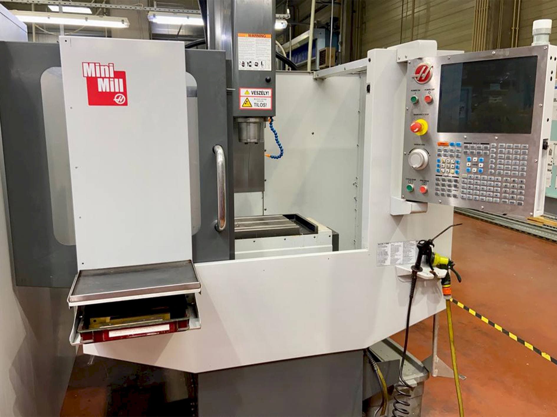 Prikaz  stroja HAAS MINIMILL  sprijeda