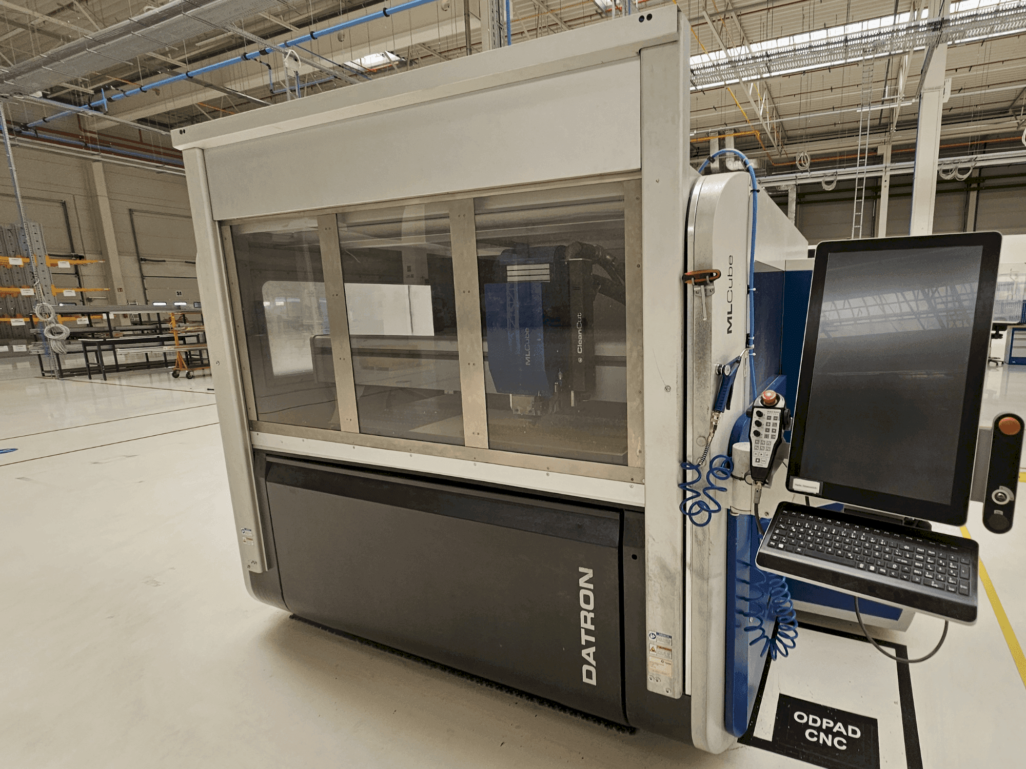 Prikaz  stroja Datron MLCube B LS  sprijeda