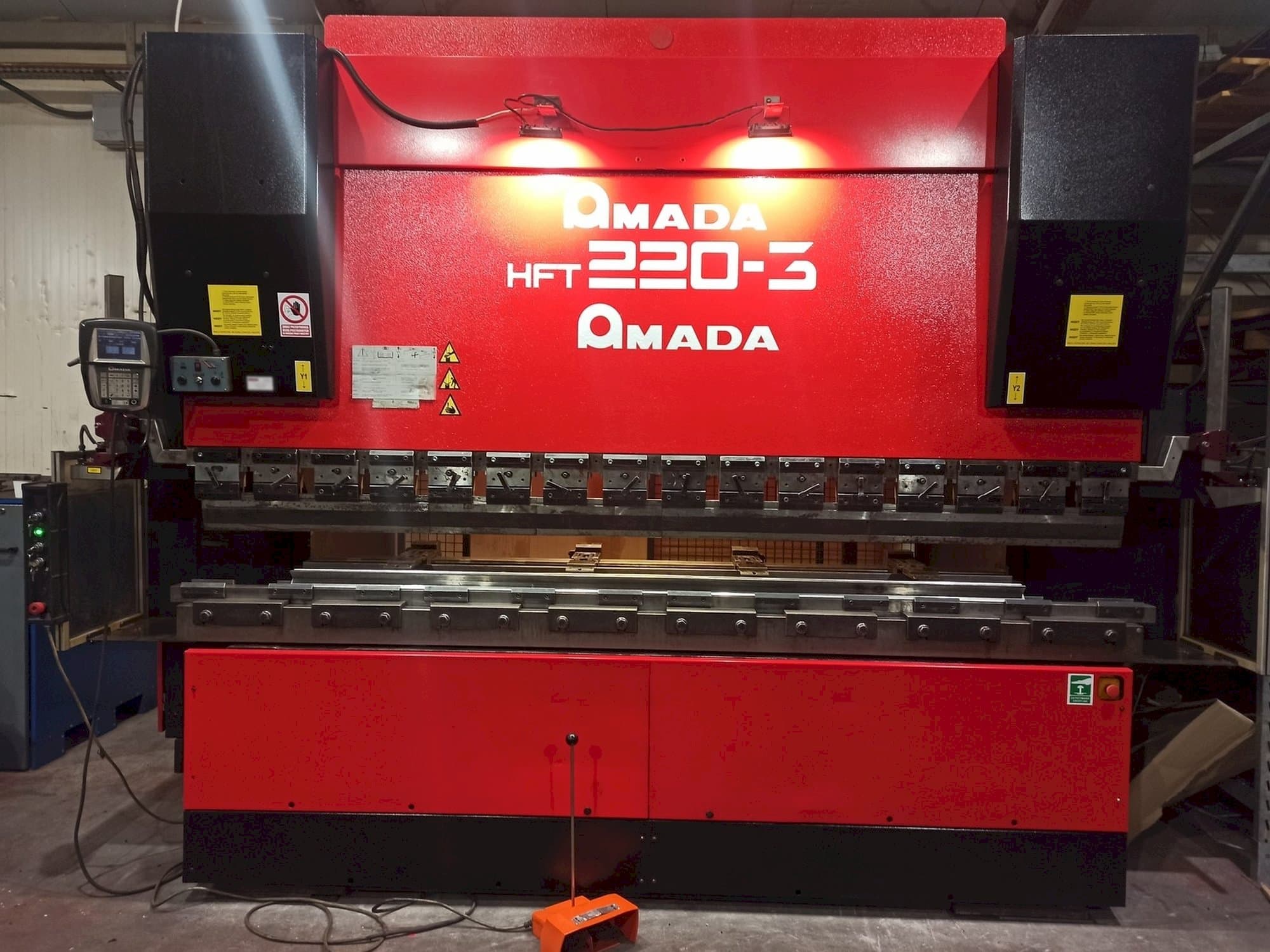 Prikaz  stroja AMADA HFT 220-3  sprijeda