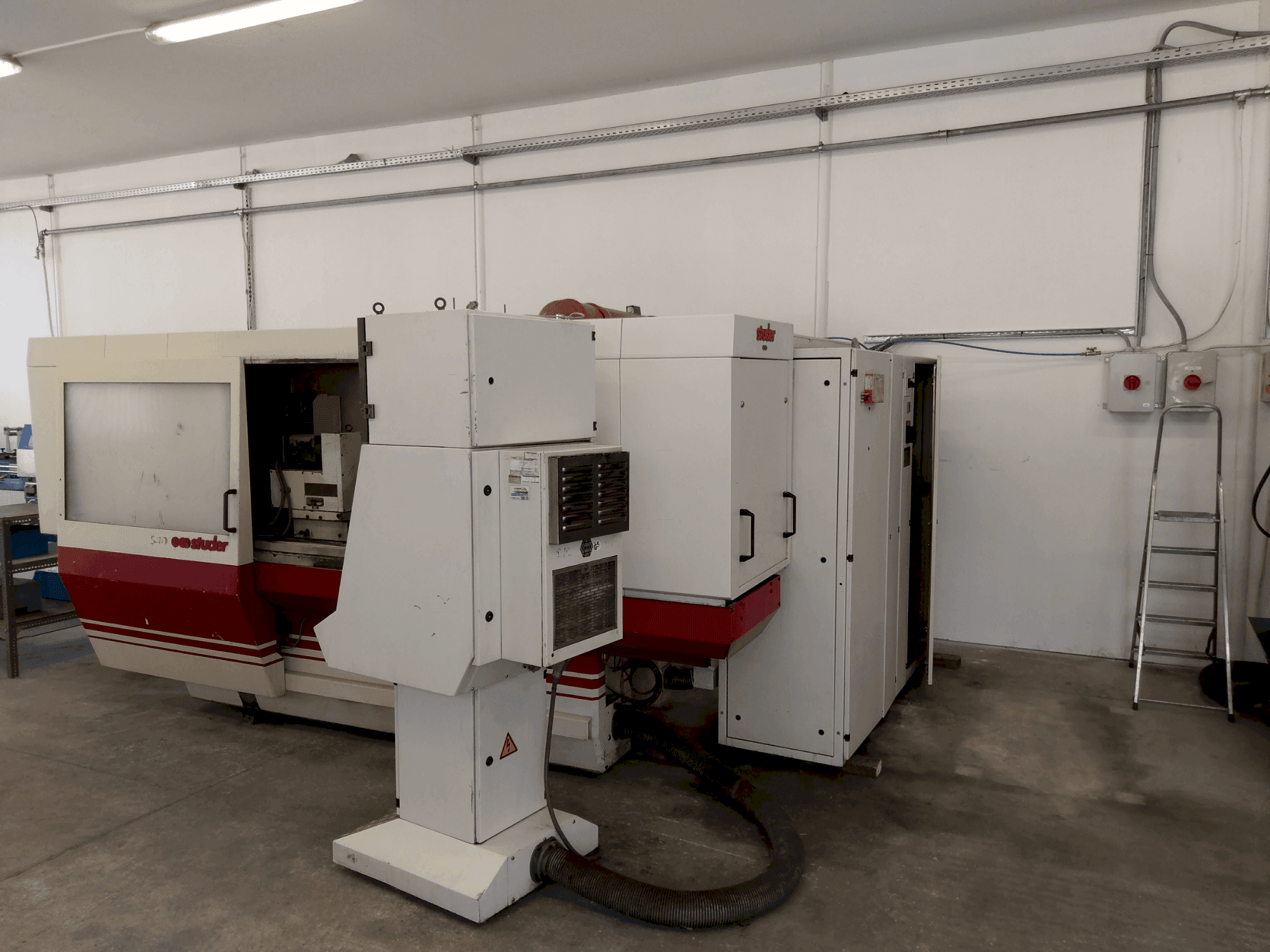 Prikaz  stroja STUDER  S40  sprijeda