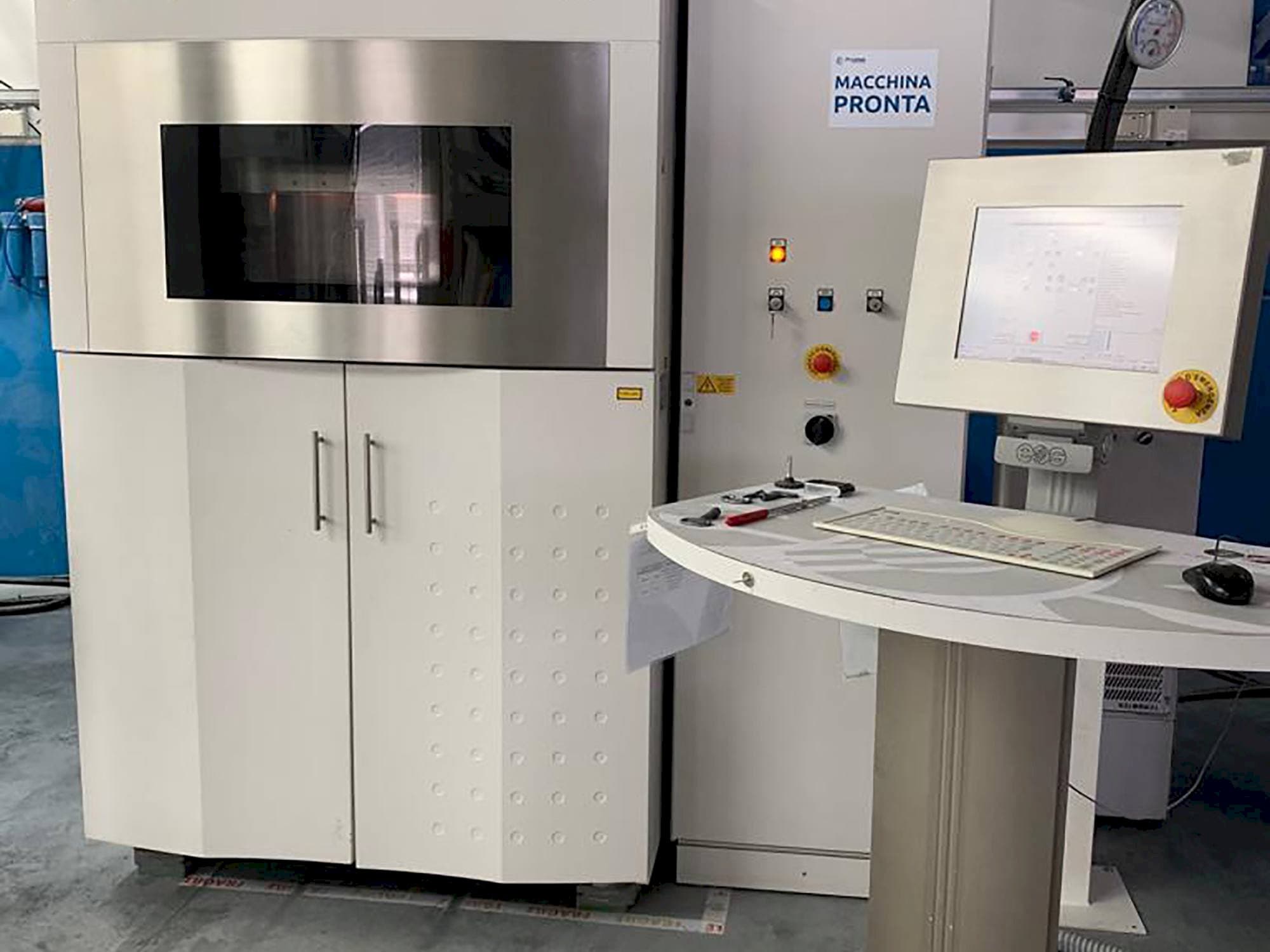 Prikaz  stroja EOS Eosint P395  sprijeda