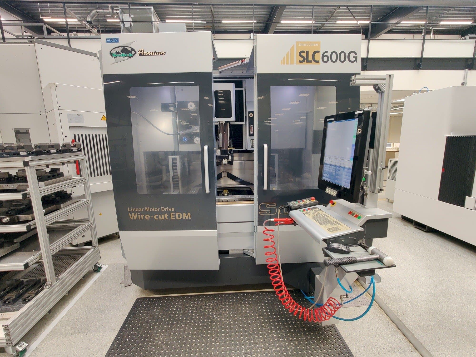 Prikaz  stroja Sodick SPW600  sprijeda