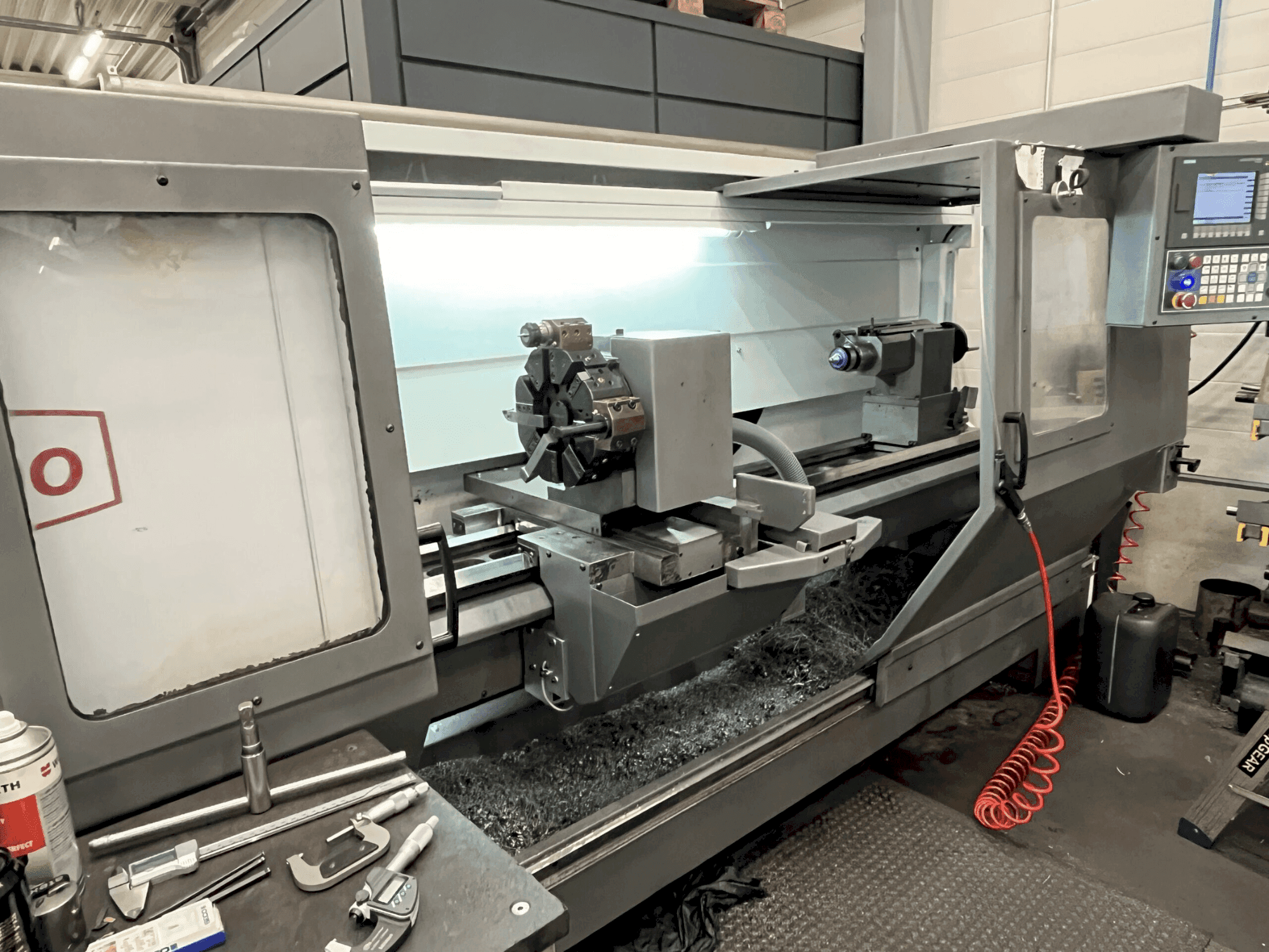 Prikaz  stroja Pinacho SE 325/2000  sprijeda