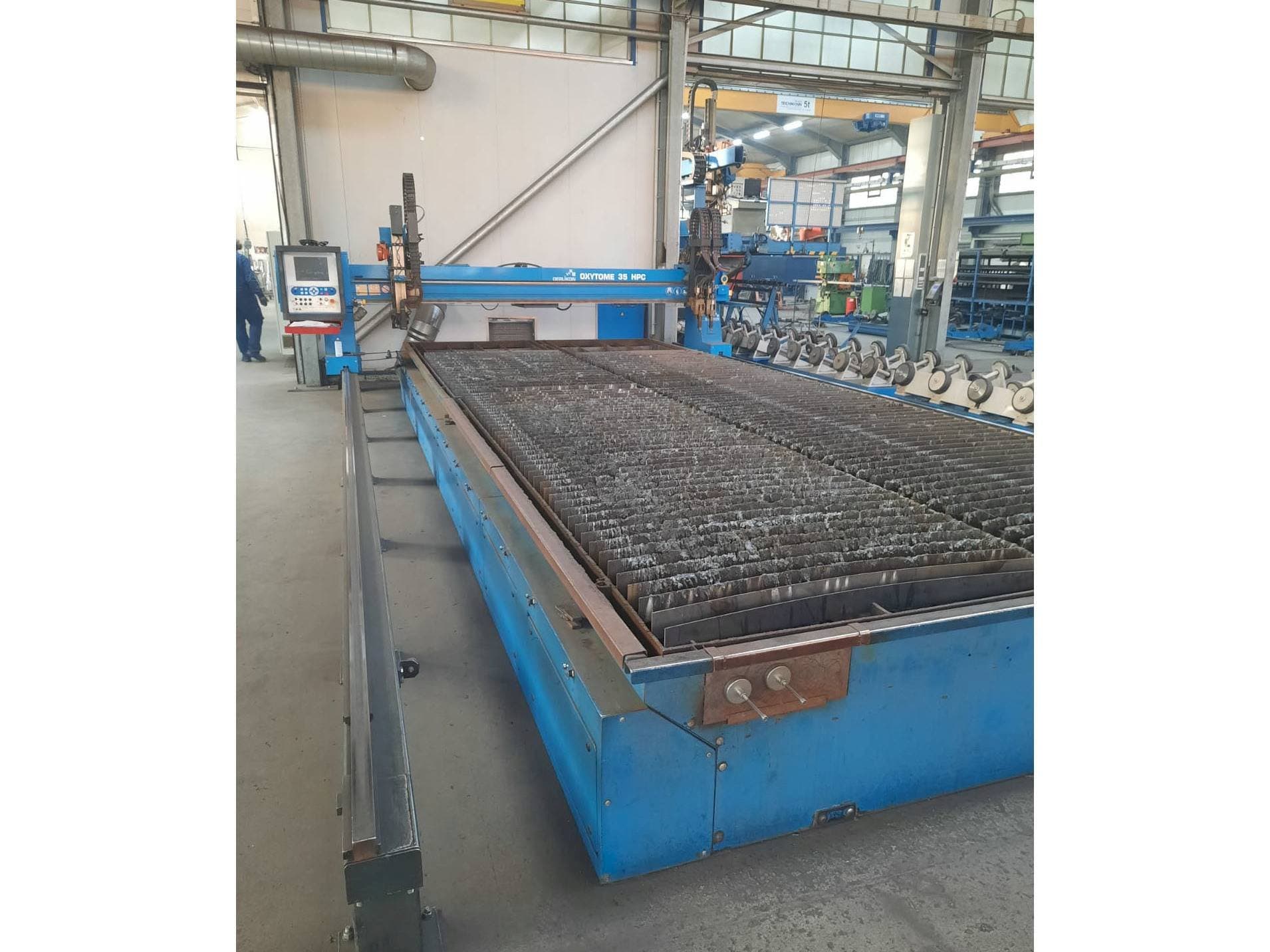 Prikaz  stroja Oerlikon Oxytome 35 HPC  sprijeda