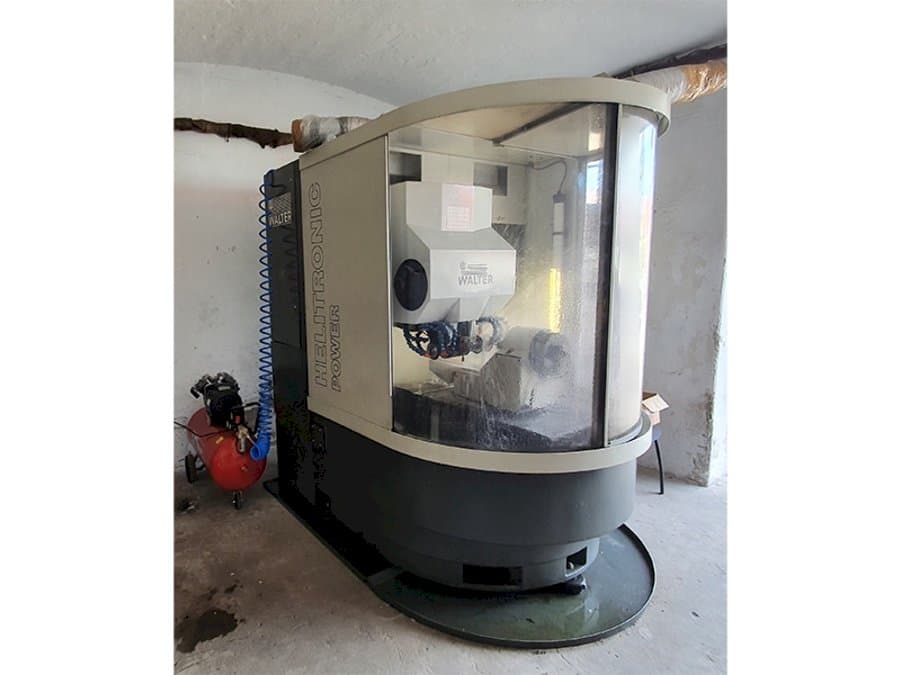 Prikaz  stroja Walter Helitronic Power  sprijeda