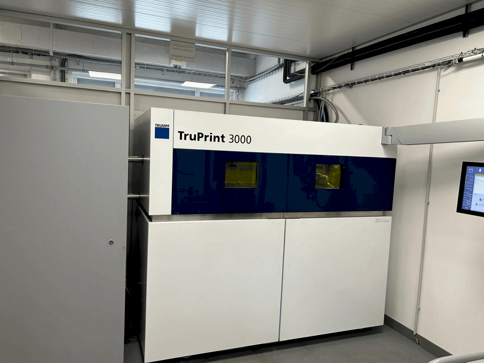 Prikaz  stroja TRUMPF TruPrint 3000  sprijeda