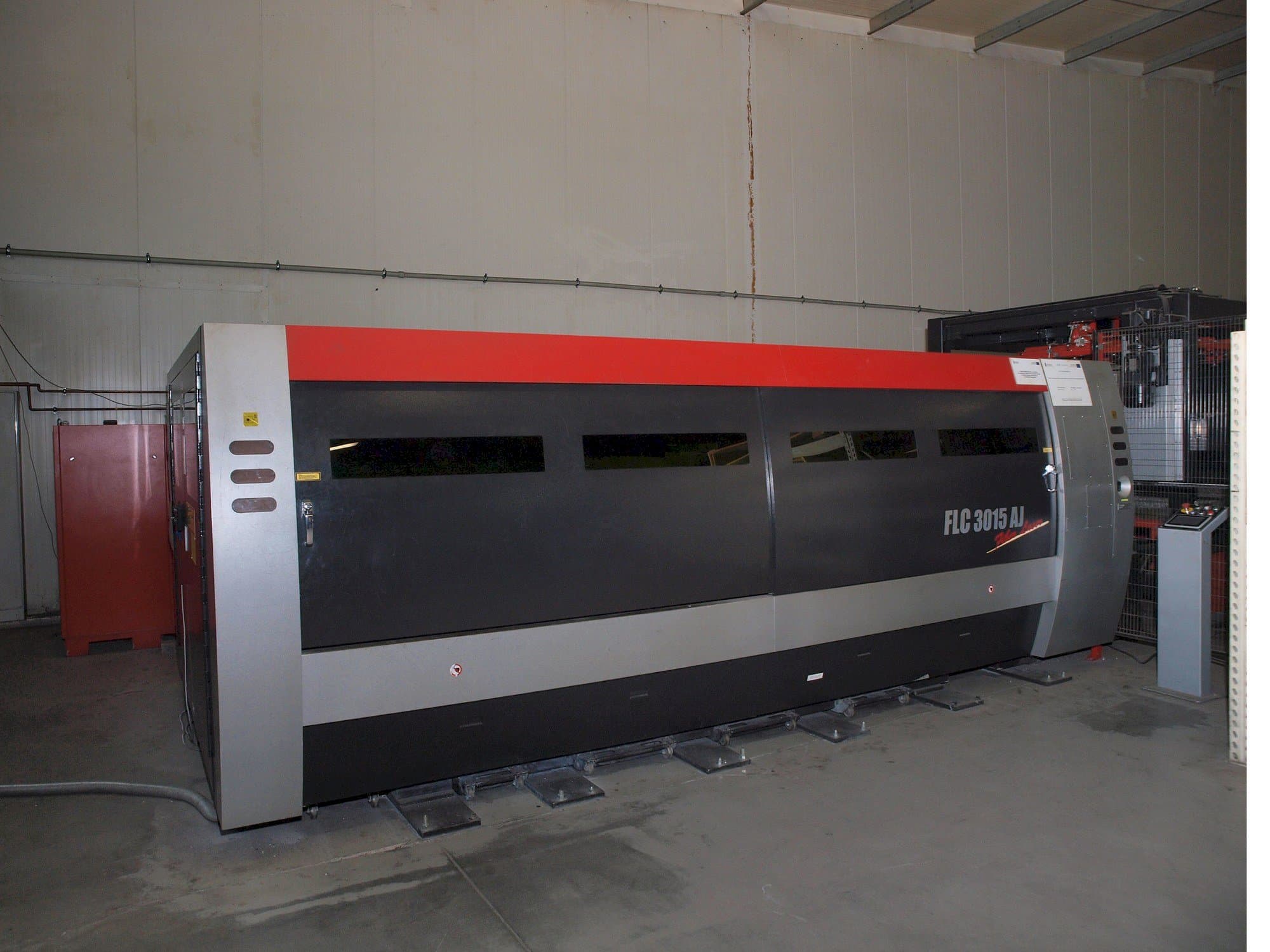 Prikaz  stroja AMADA LC-3015 AJ 2kW Fiber laser  sprijeda