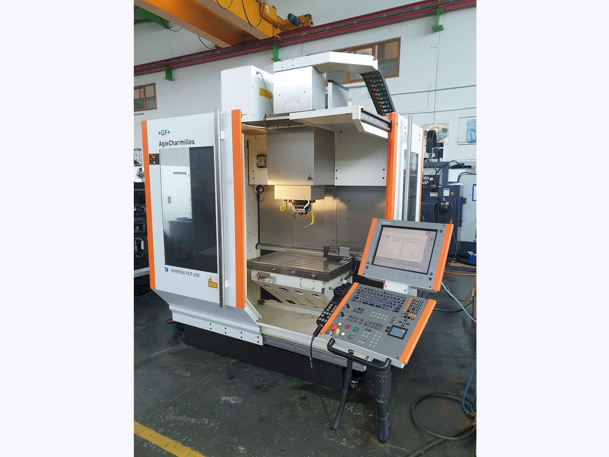 Prikaz  stroja MIKRON VCP 600  sprijeda