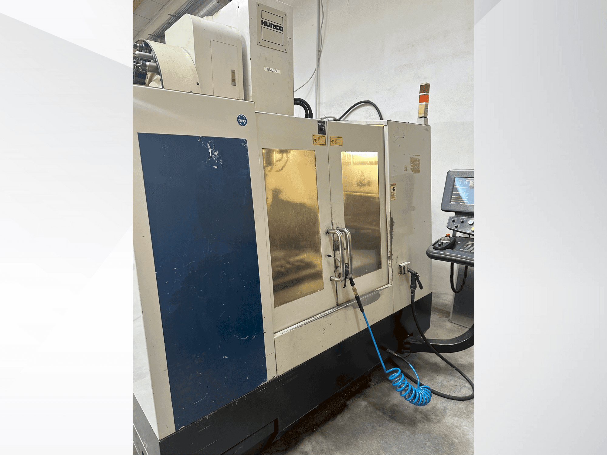 Prikaz  stroja Hurco BMC 2416  sprijeda