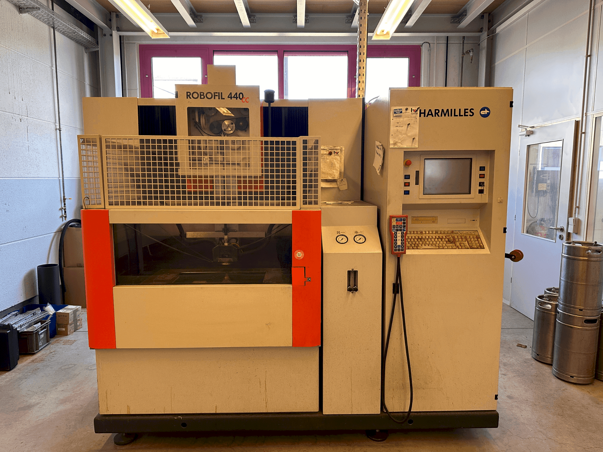 Prikaz  stroja CHARMILLES Robofil 440 CC  sprijeda