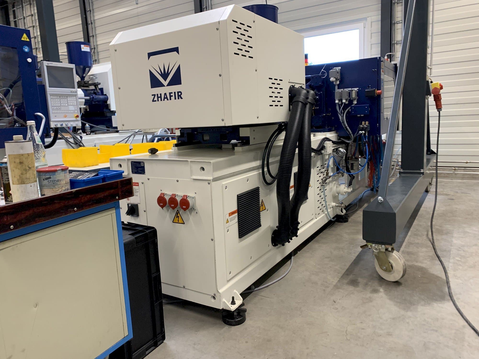 Prikaz lijeve strane  stroja ZHAFIR ZERES 600 Haitian