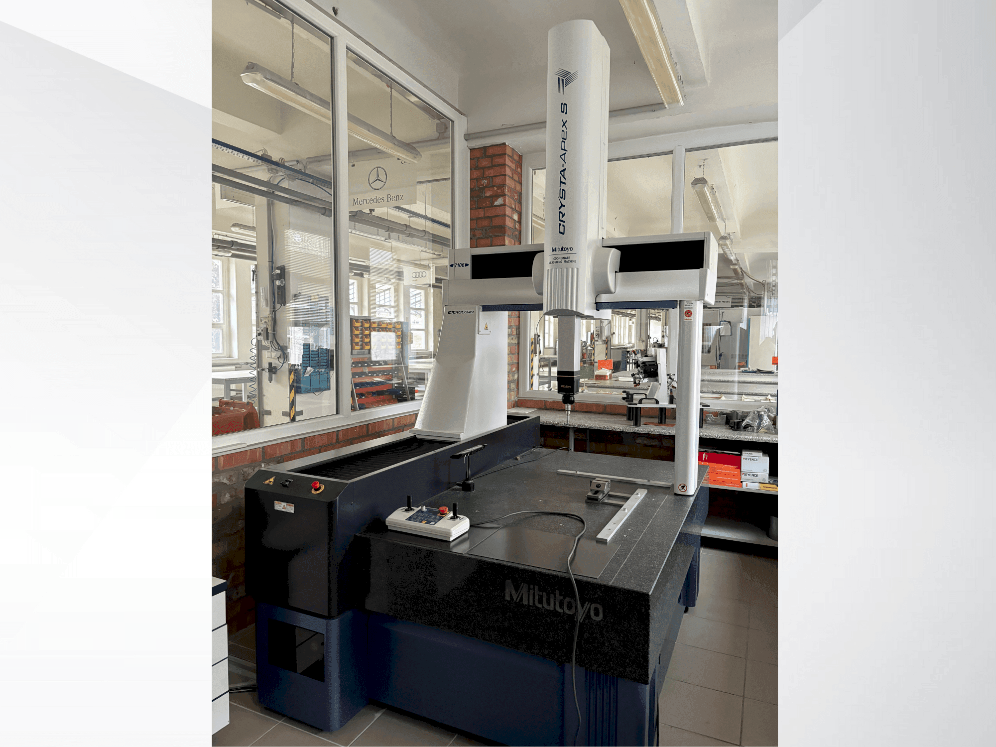 Prikaz  stroja Mitutoyo CRYSTA-Apex S7106  sprijeda