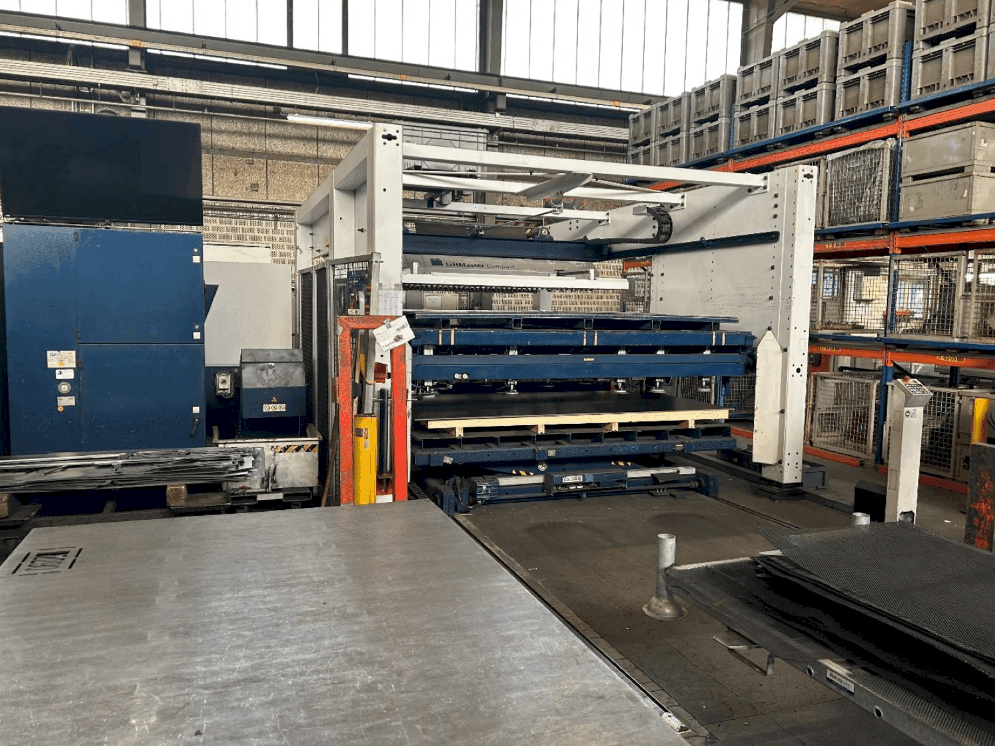 Prikaz  stroja TRUMPF TruLaser 3030  sprijeda